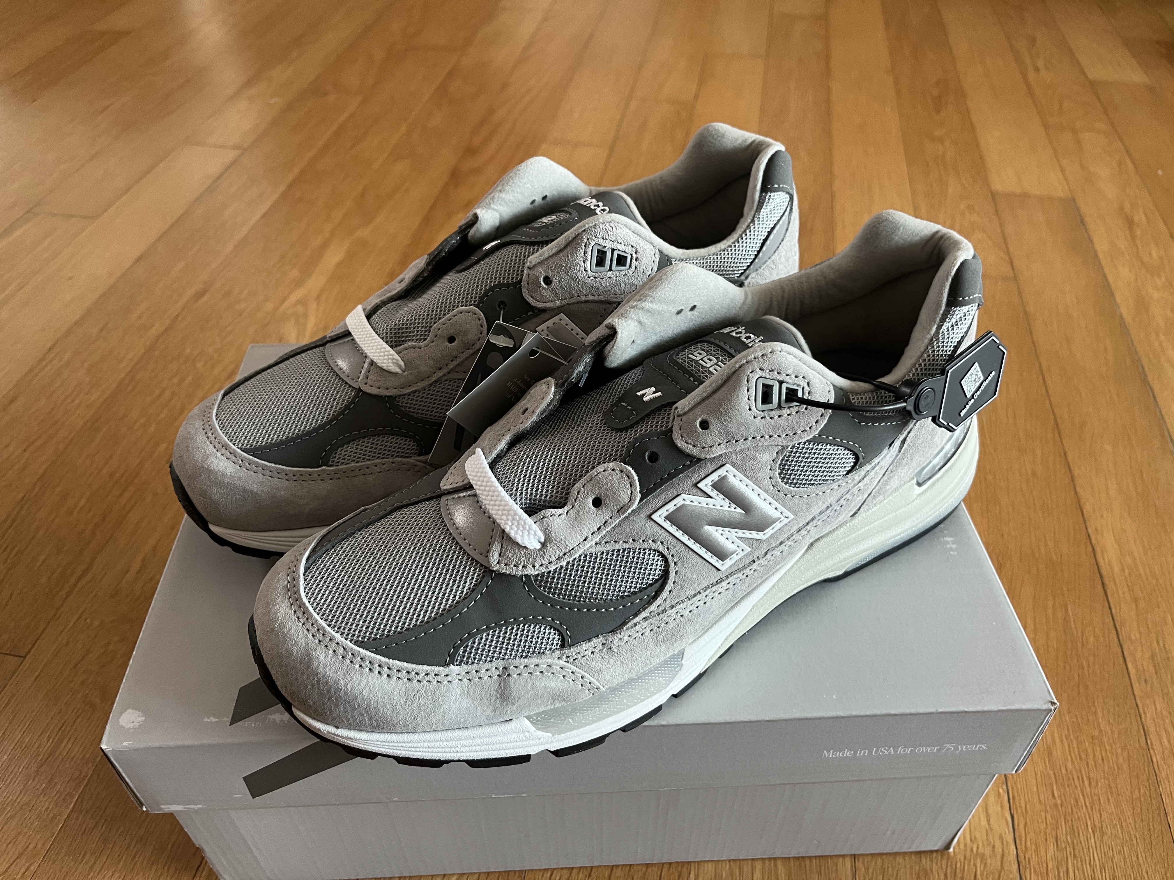 New Balance 992 Made in USA Core Grey Silver Metallic 착용 스타일 - 2
