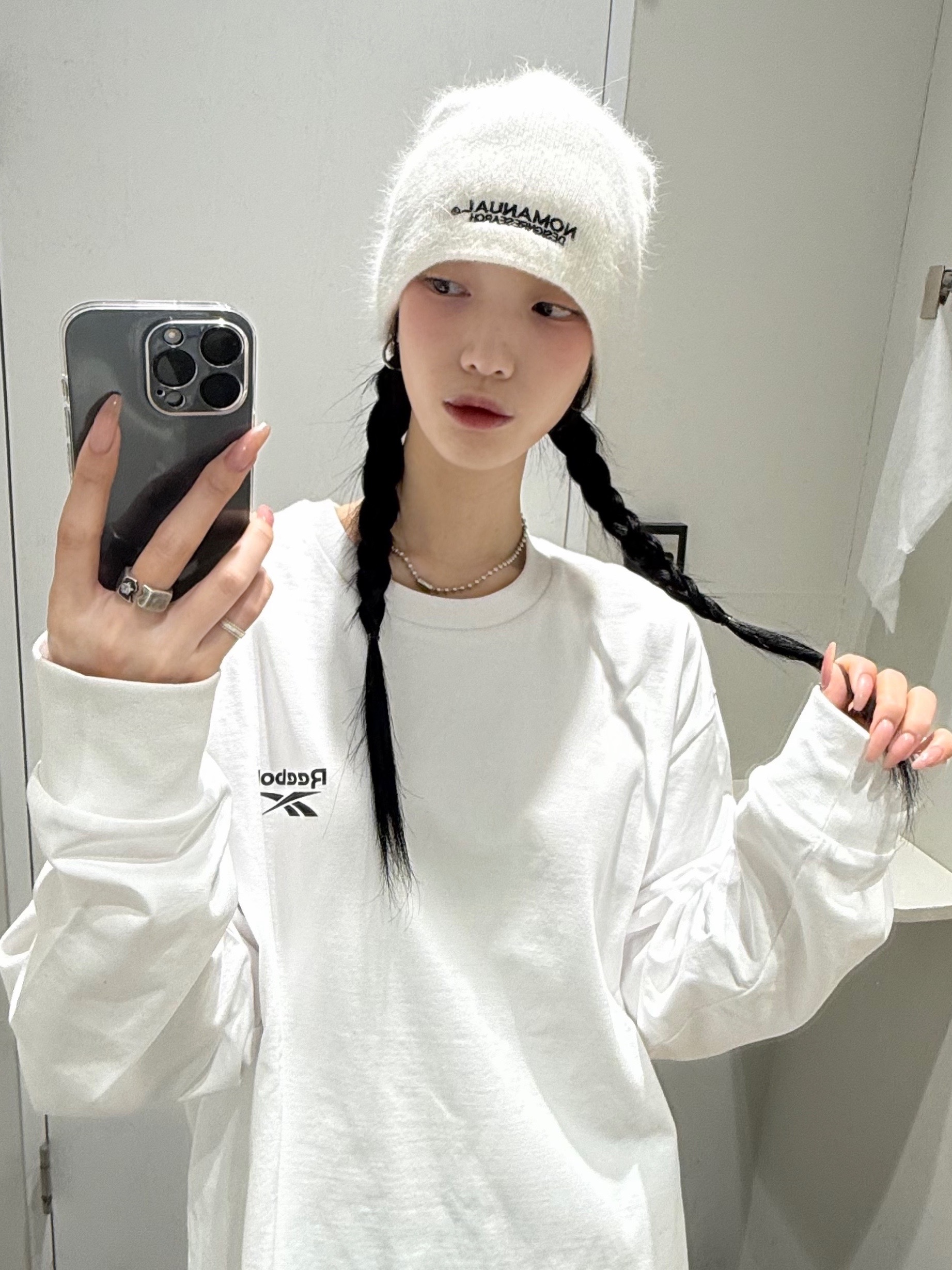 NOMANUAL NM Hairy Beanie Cream 착용 스타일 - 3