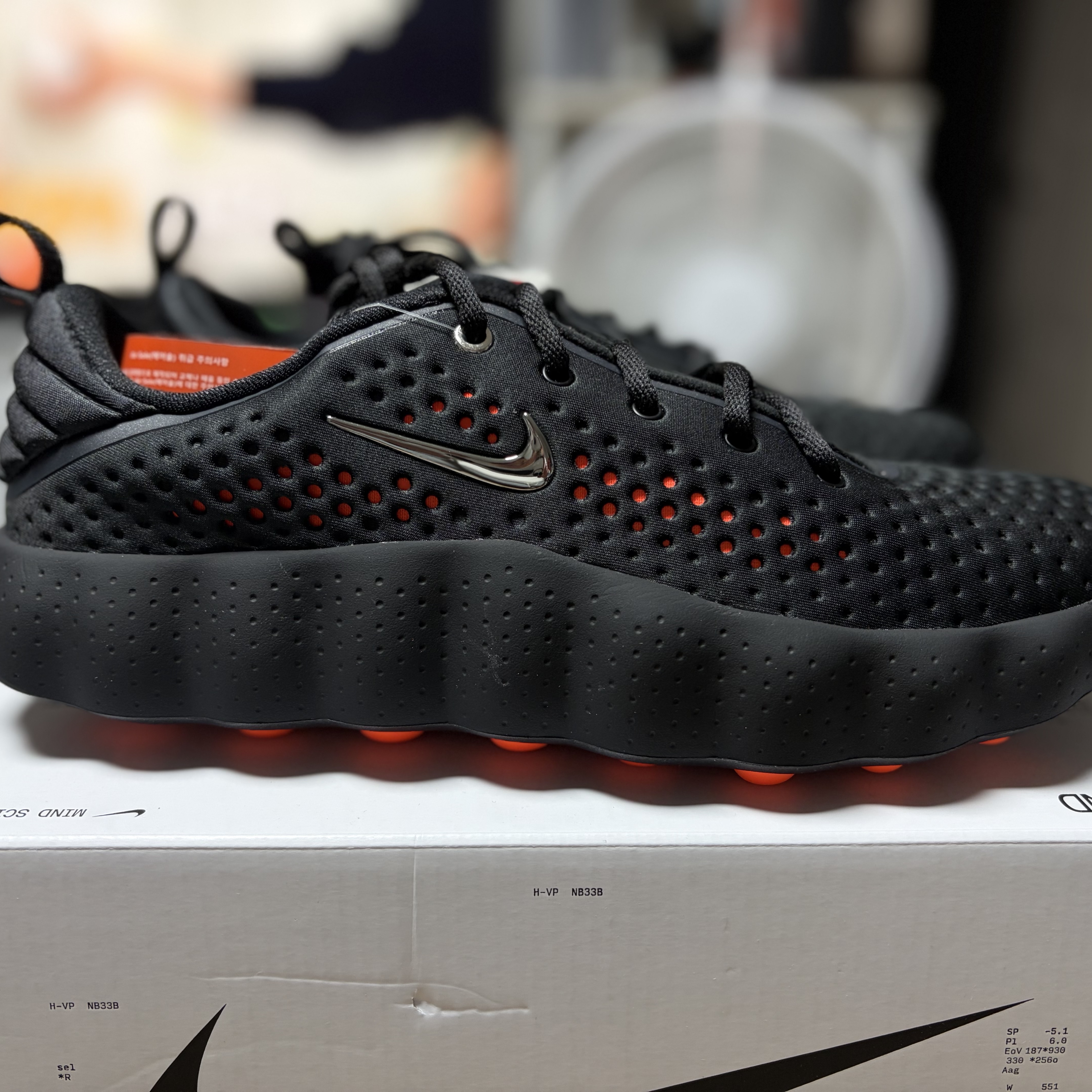 Nike Mind 002 Black Hyper Crimson 착용 스타일 - 3