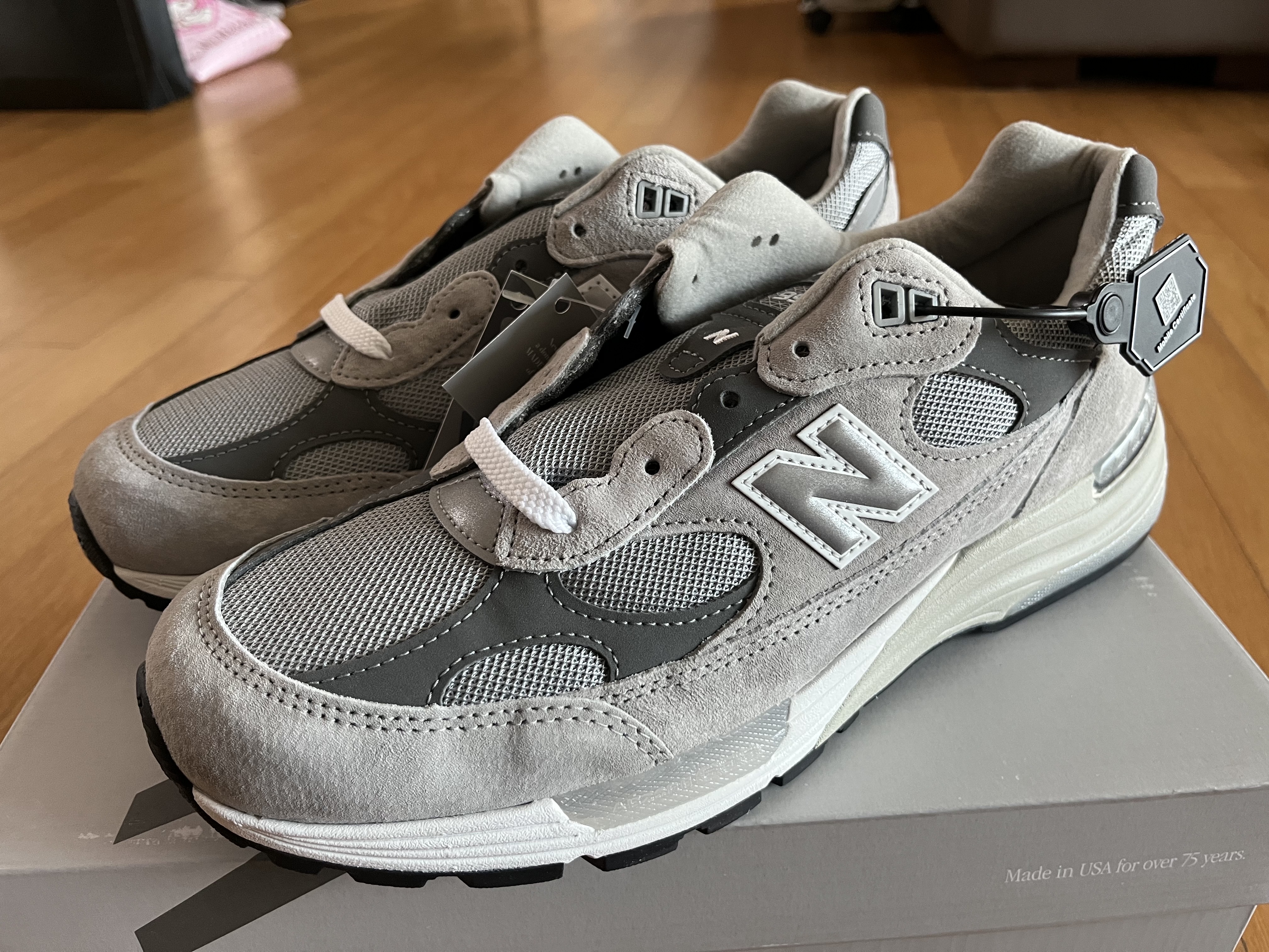 New Balance 992 Made in USA Core Grey Silver Metallic 착용 스타일 - 1