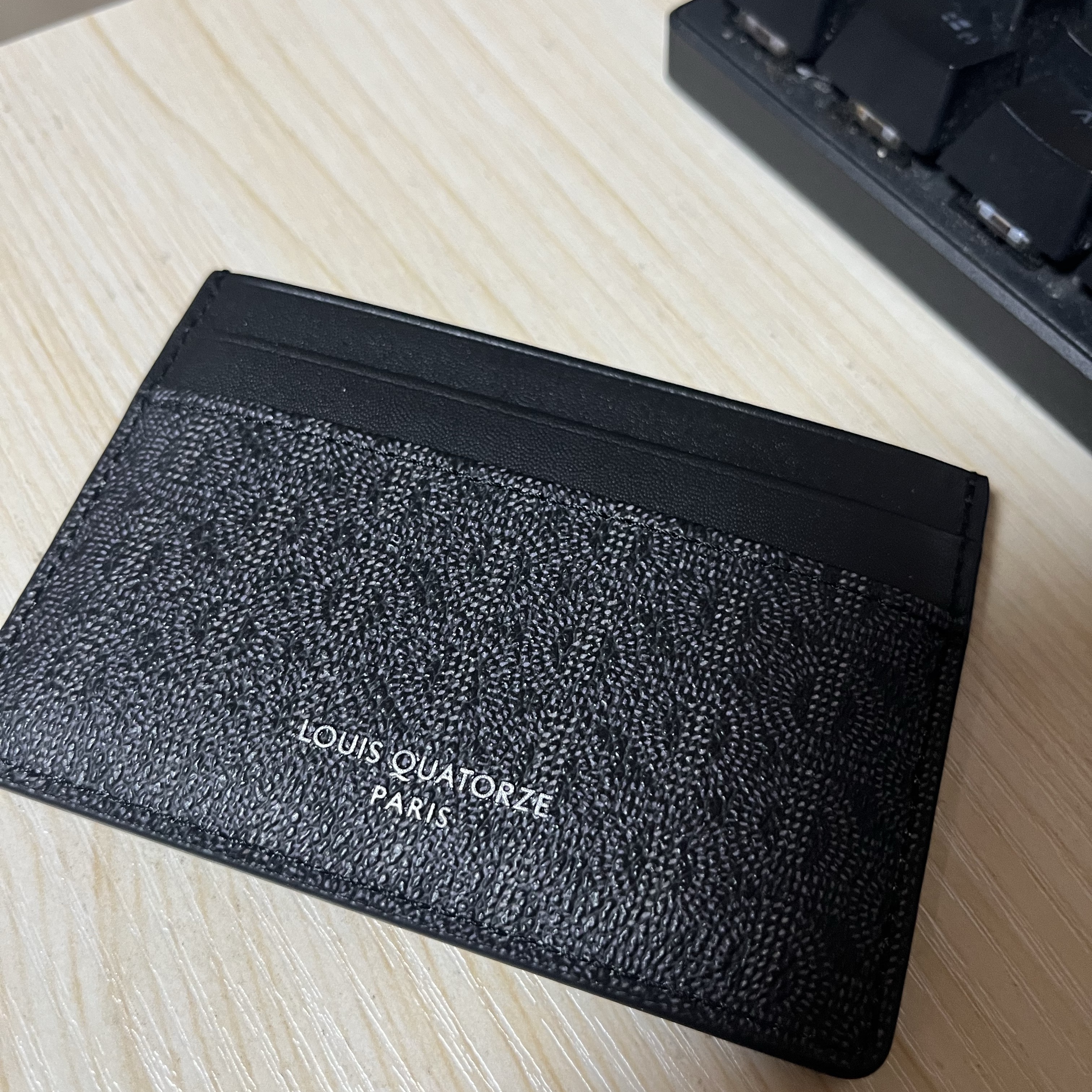 Louis Quatorze New Monogram Cardholder Black 착용 스타일 - 1