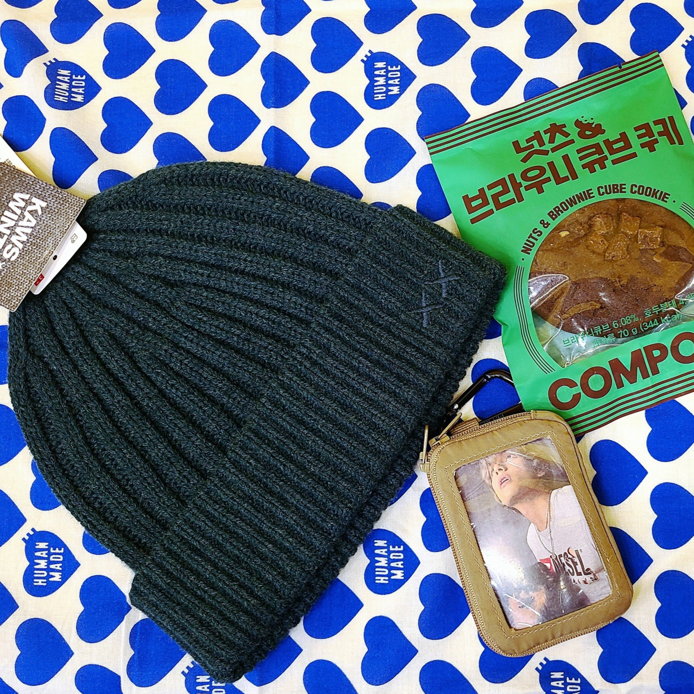 Uniqlo x Kaws Heattech Beanie Green, Human Made Big Bandana #2 Navy 착용 스타일 - 1