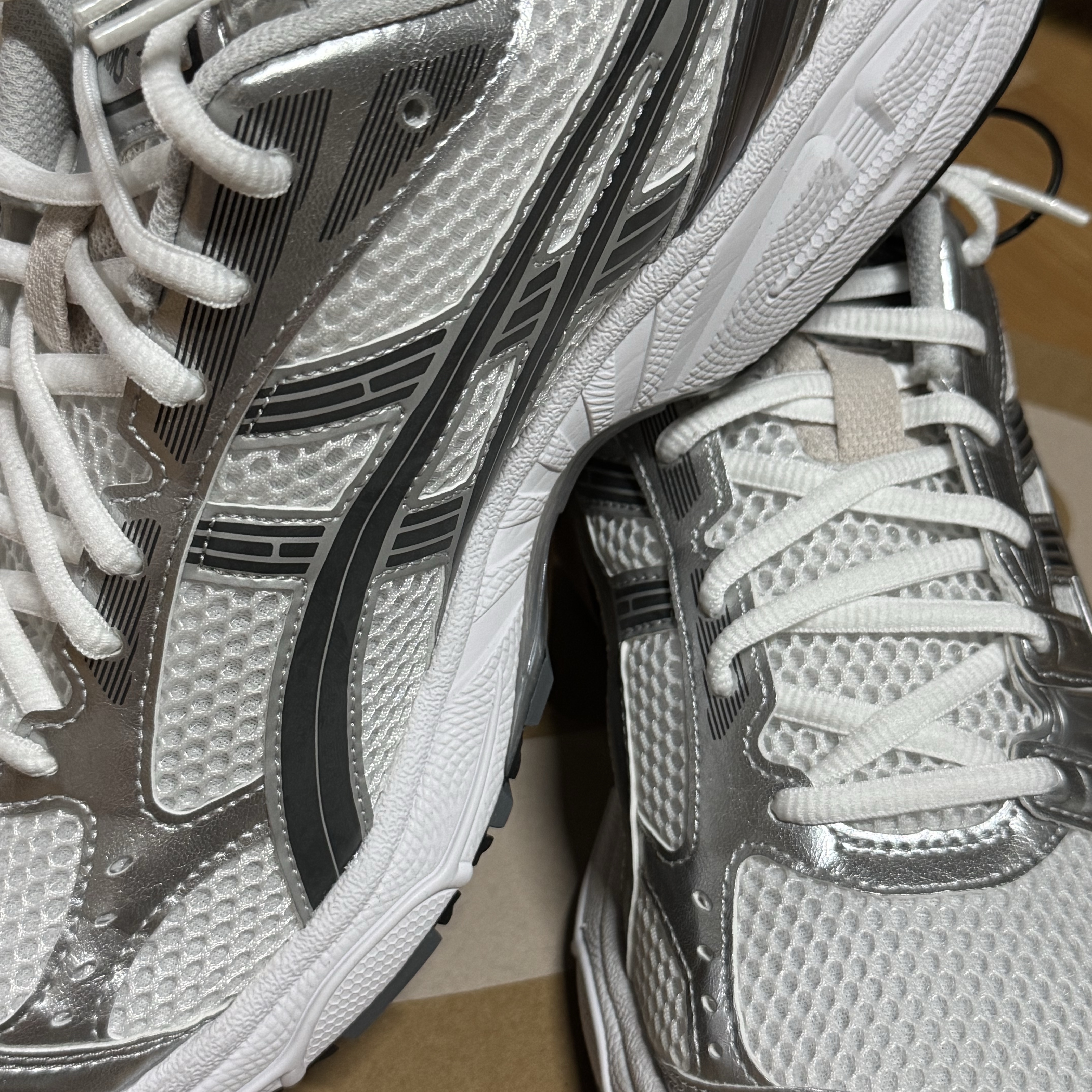 Asics Gel-Kayano 14 White Graphite Grey 착용 스타일 - 1