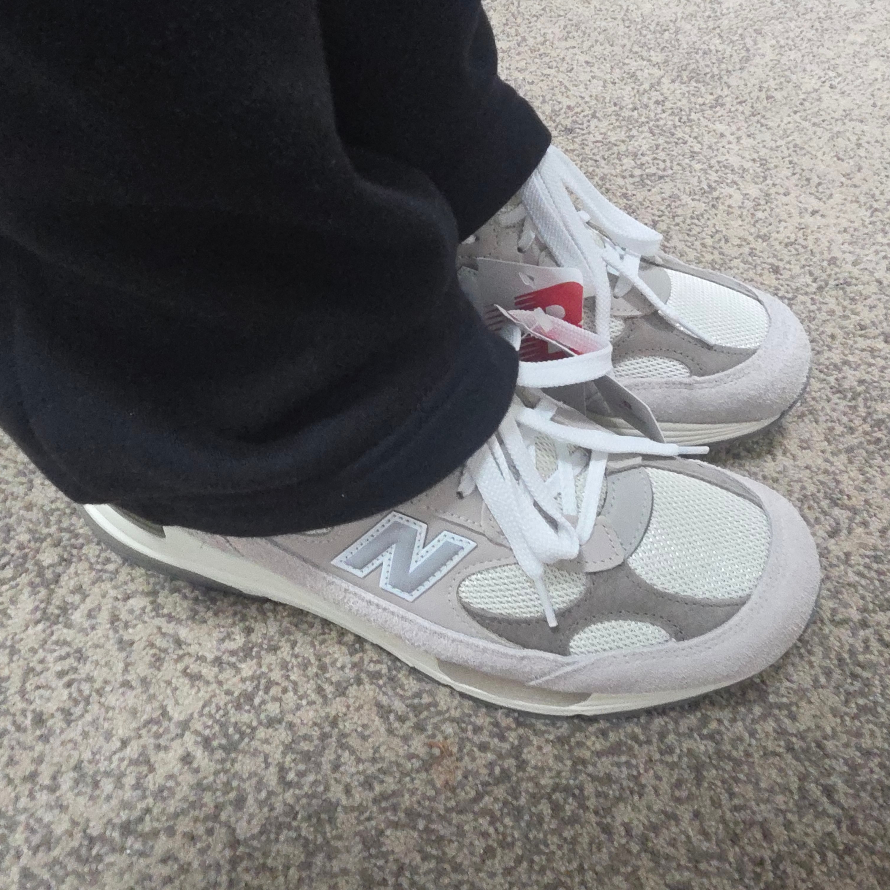 New Balance 992 Made in USA Moonrock Mushroom 착용 스타일 - 2