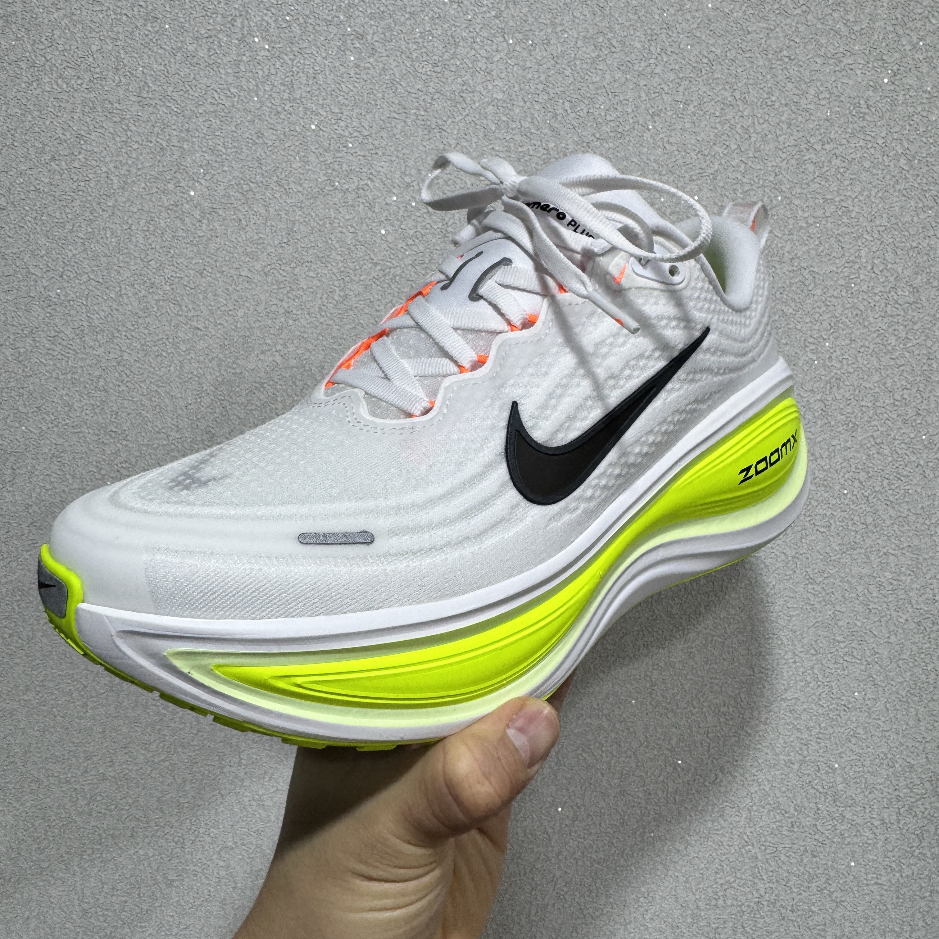 Nike Vomero Plus White Volt 착용 스타일