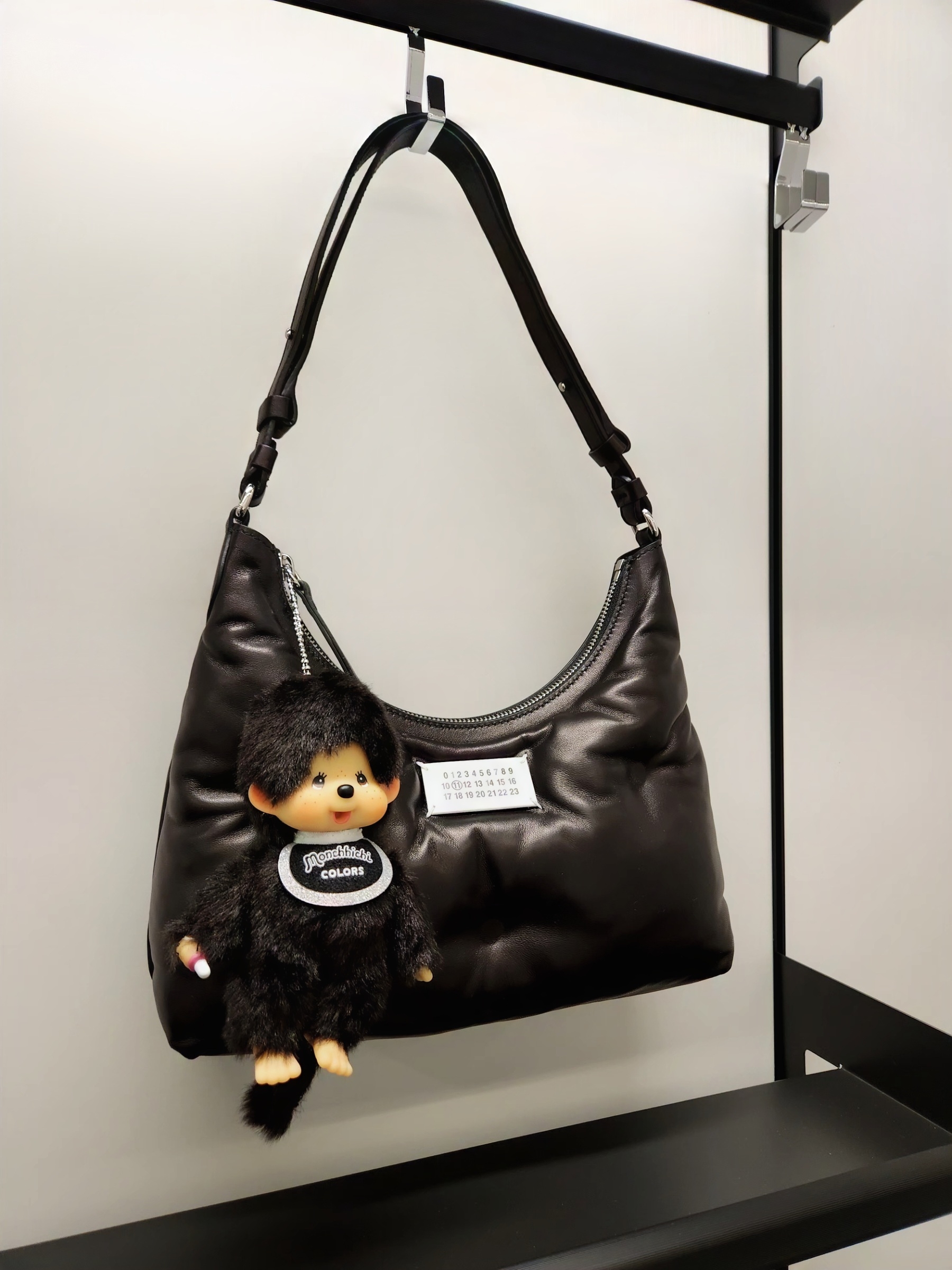Monchhichi Monchhichi COLORS Keychain Black 착용 스타일 - 2