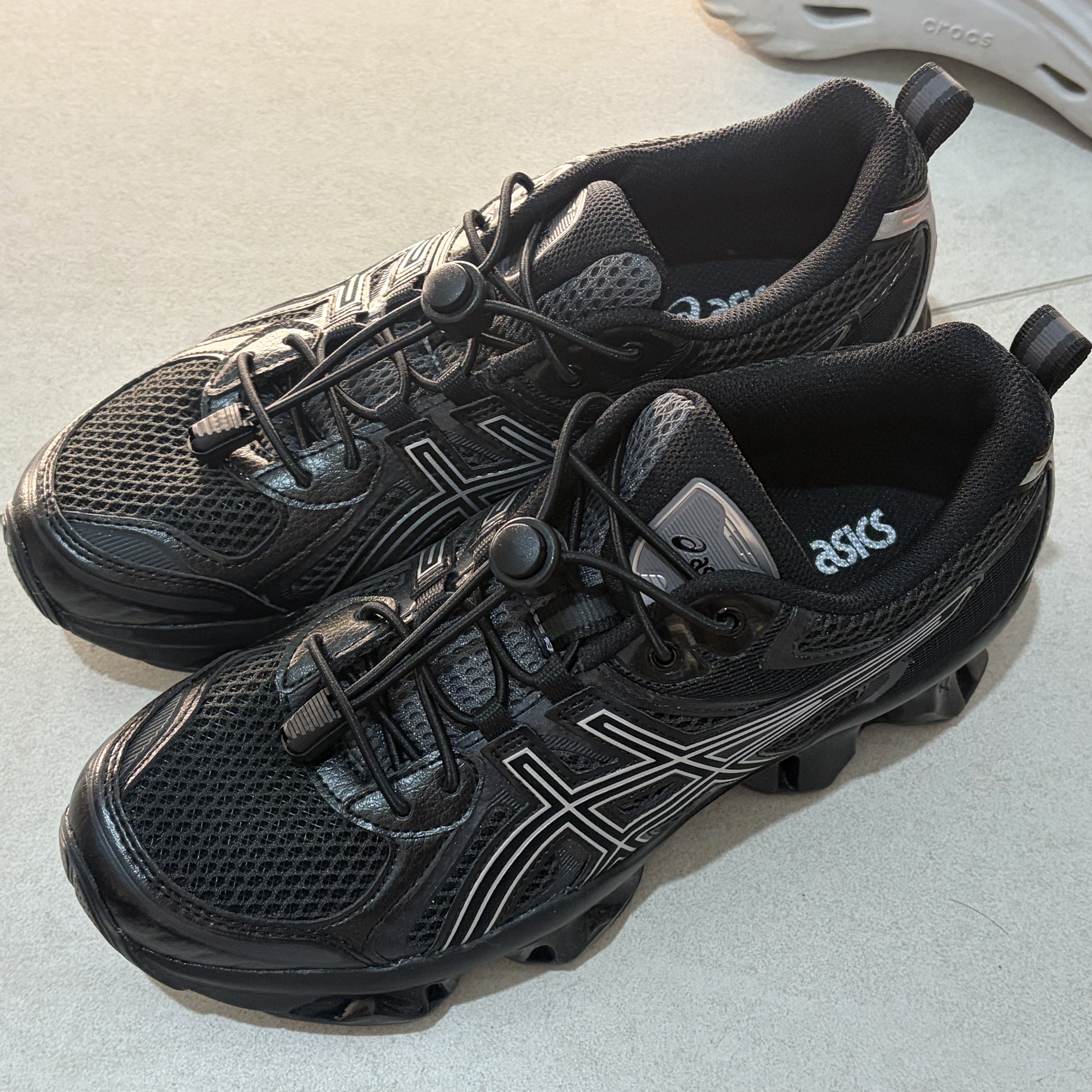 Asics Gel-Quantum Kinetic Graphite Grey Black 착용 스타일