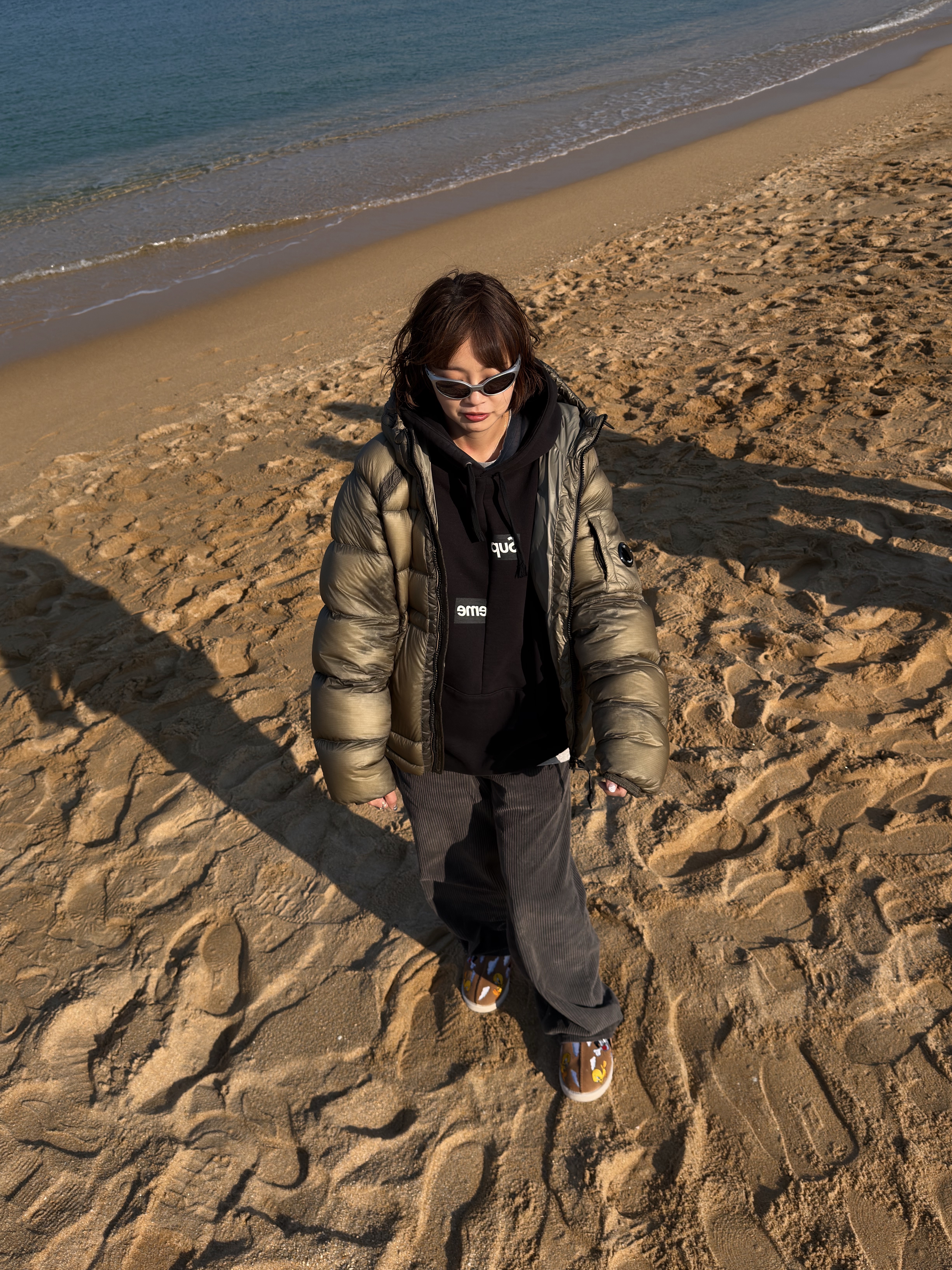 C.P. Company D.D. Shell Hooded Down Jacket Fungi Grey - 25FW, UGG x Palace x Looney Tunes Tasman Slipper Chestnut 착용 스타일 - 5