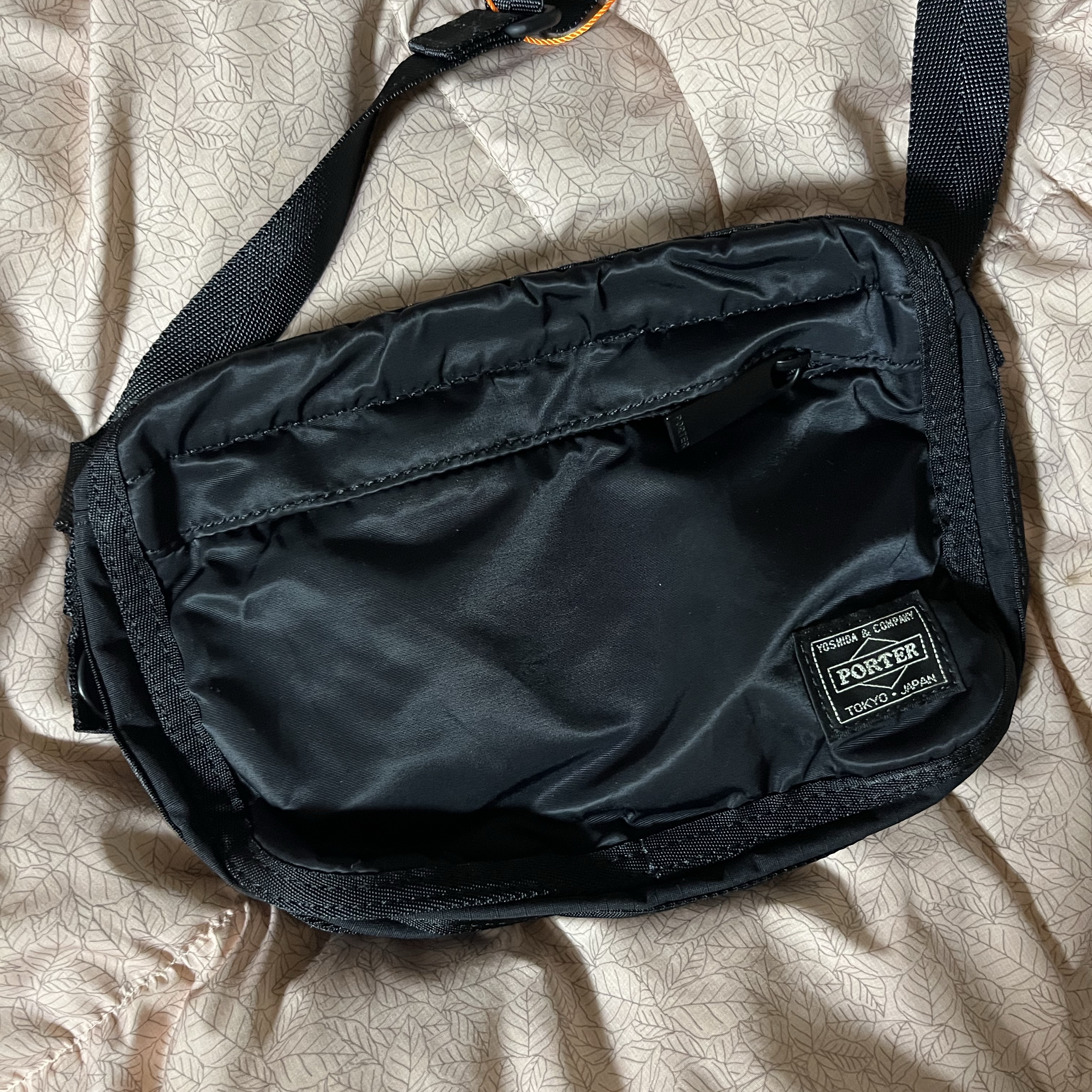 Porter Frame Shoulder Bag Black 착용 스타일