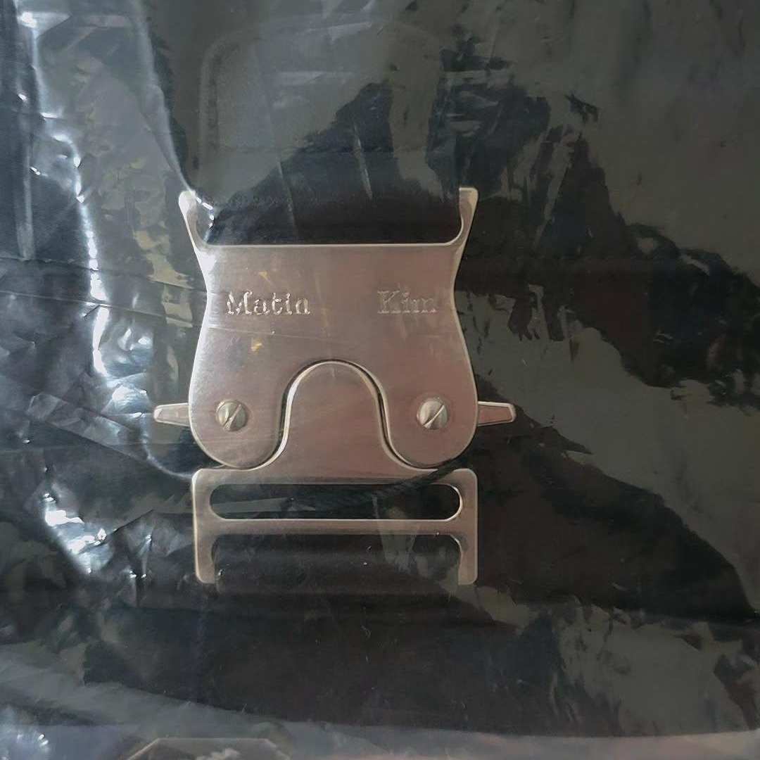Matin Kim Big Buckle Bag Black 착용 스타일 - 2