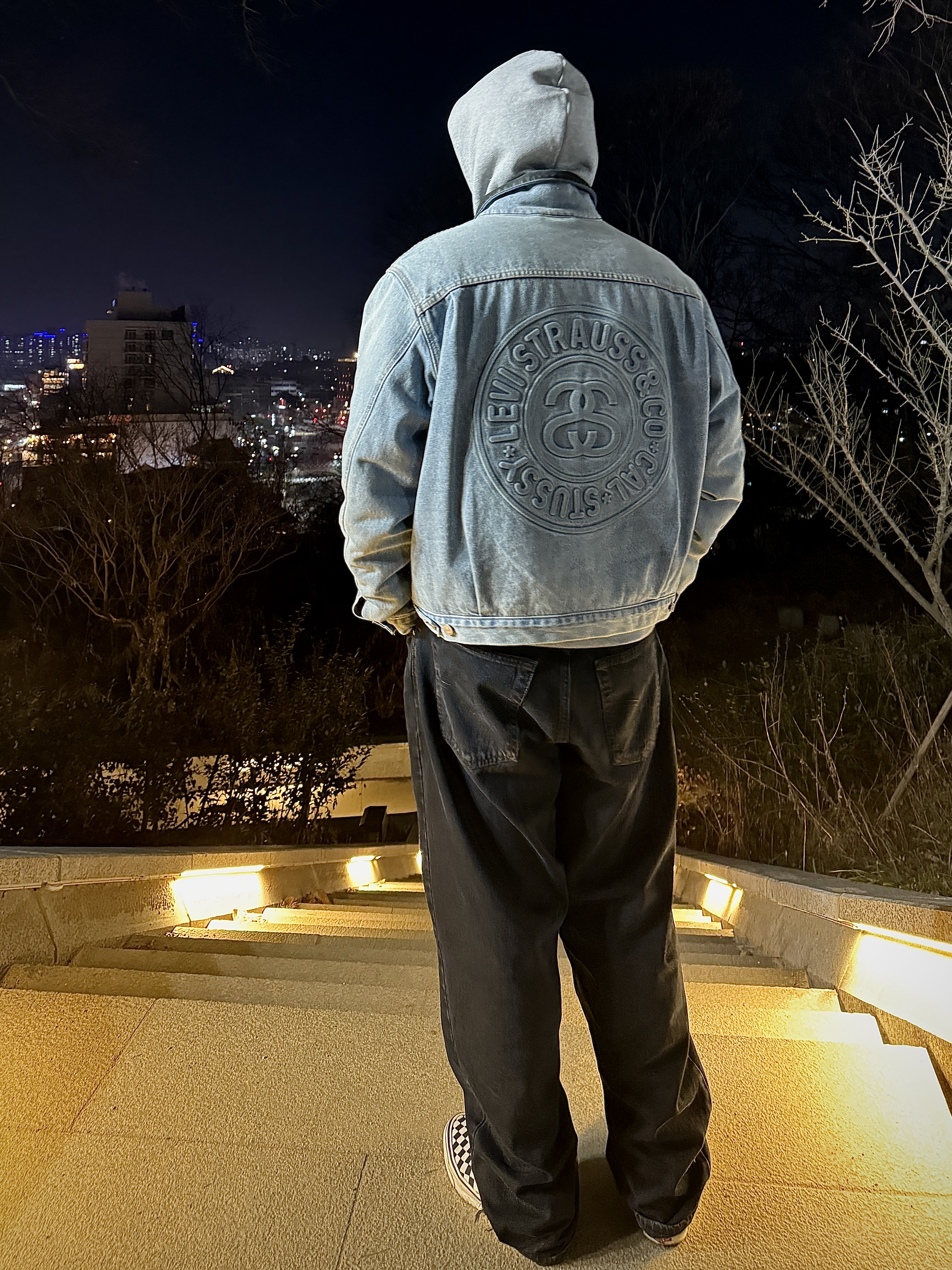 Stussy x Levi's Embossed Trucker Jacket Indigo 착용 스타일 - 2