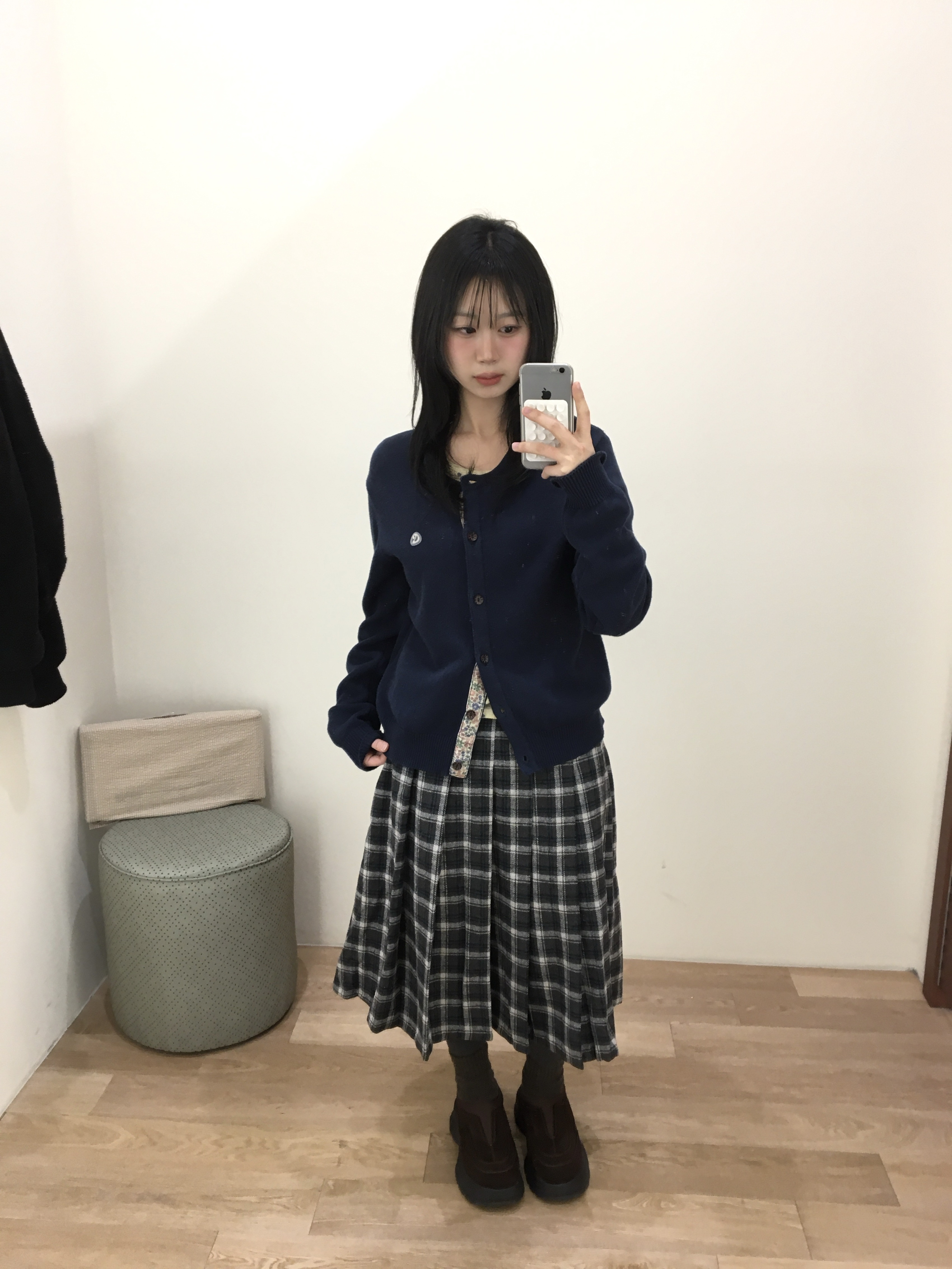 COYSEIO Flower Placket Cardigan Navy 착용 스타일 - 3