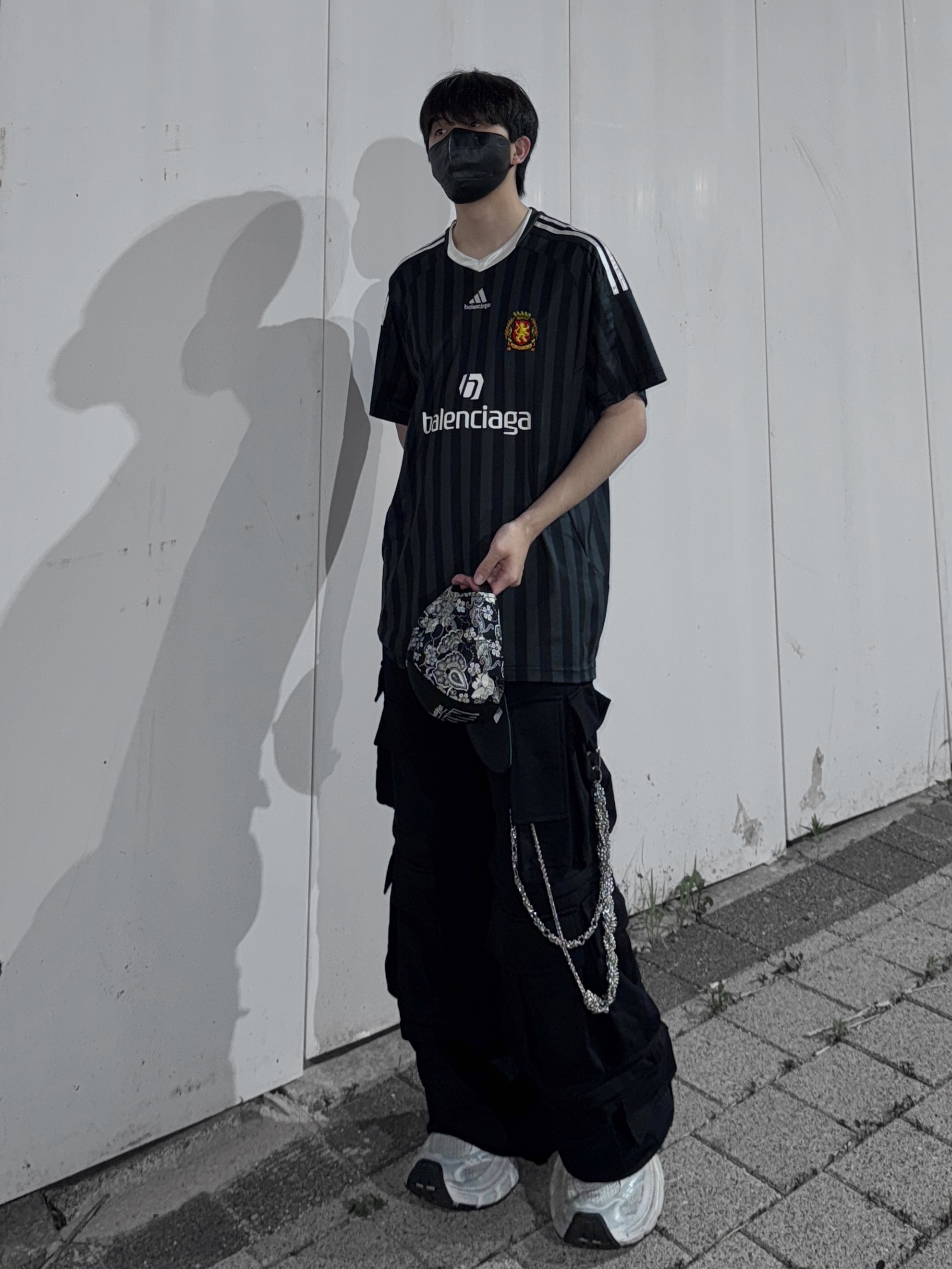 Balenciaga x Adidas Oversized Football T-Shirt Black, Balenciaga 10XL Sneakers White Black Grey 착용 스타일 - 2