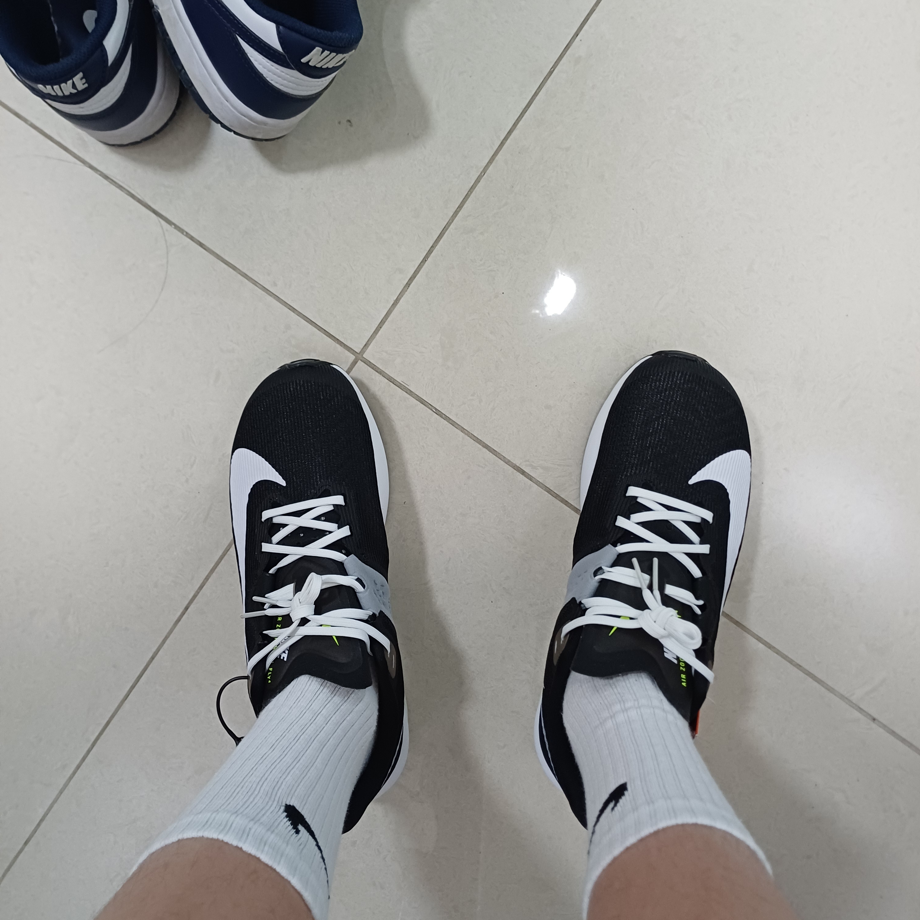 Nike Air Zoom Rival Fly 4 Black Wolf Grey 착용 스타일 - 3
