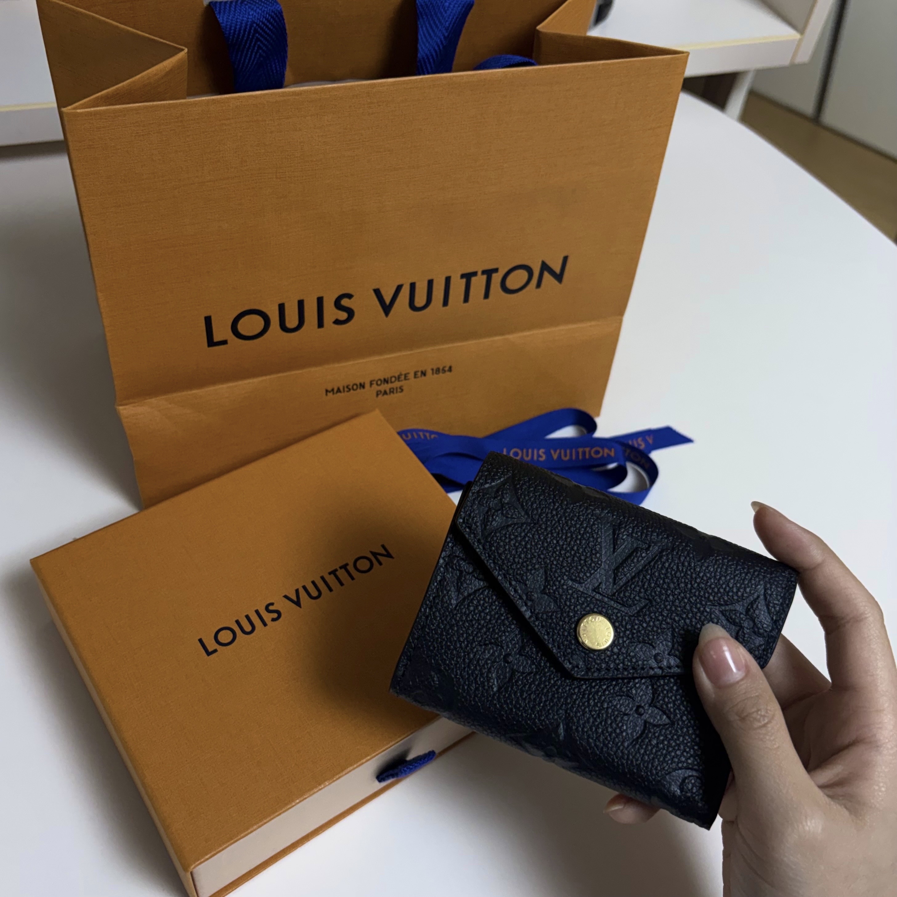 Louis Vuitton Victorine Wallet Monogram Empreinte Black 착용 스타일