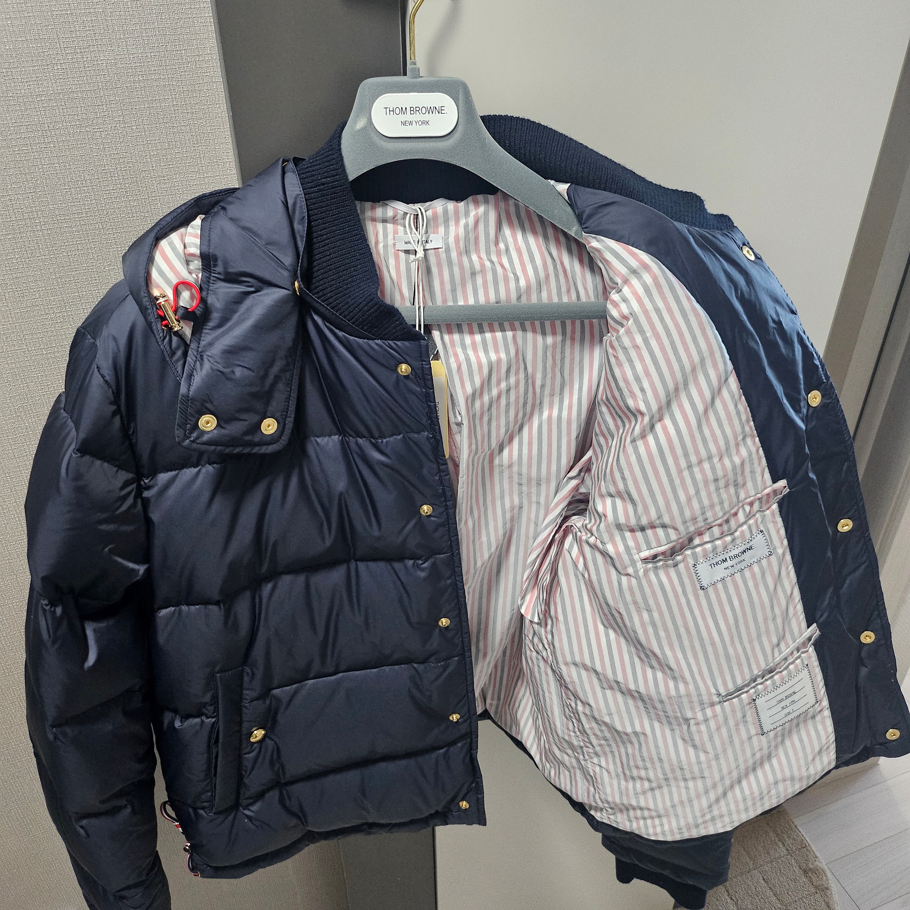 Thom Browne Matte Nylon 4-Bar Down Bomber Jacket Navy 착용 스타일 - 3