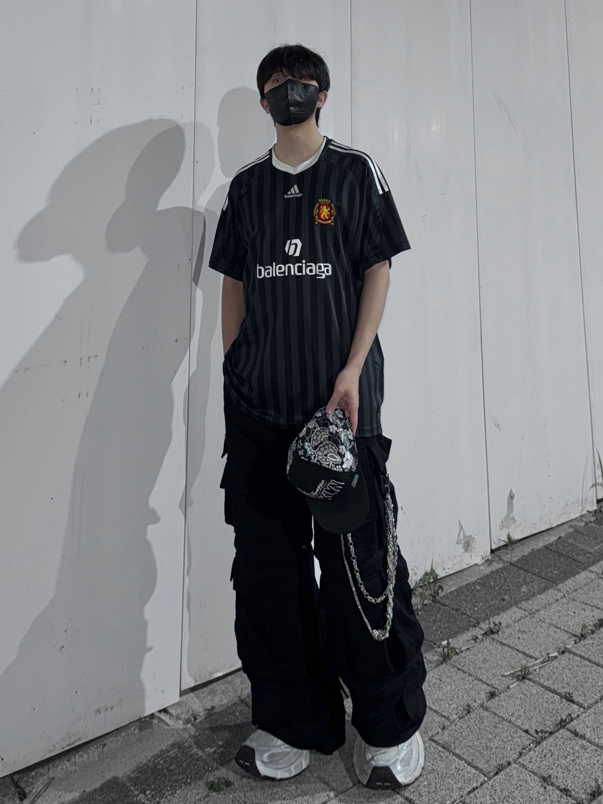 Balenciaga x Adidas Oversized Football T-Shirt Black, Balenciaga 10XL Sneakers White Black Grey 착용 스타일 - 1