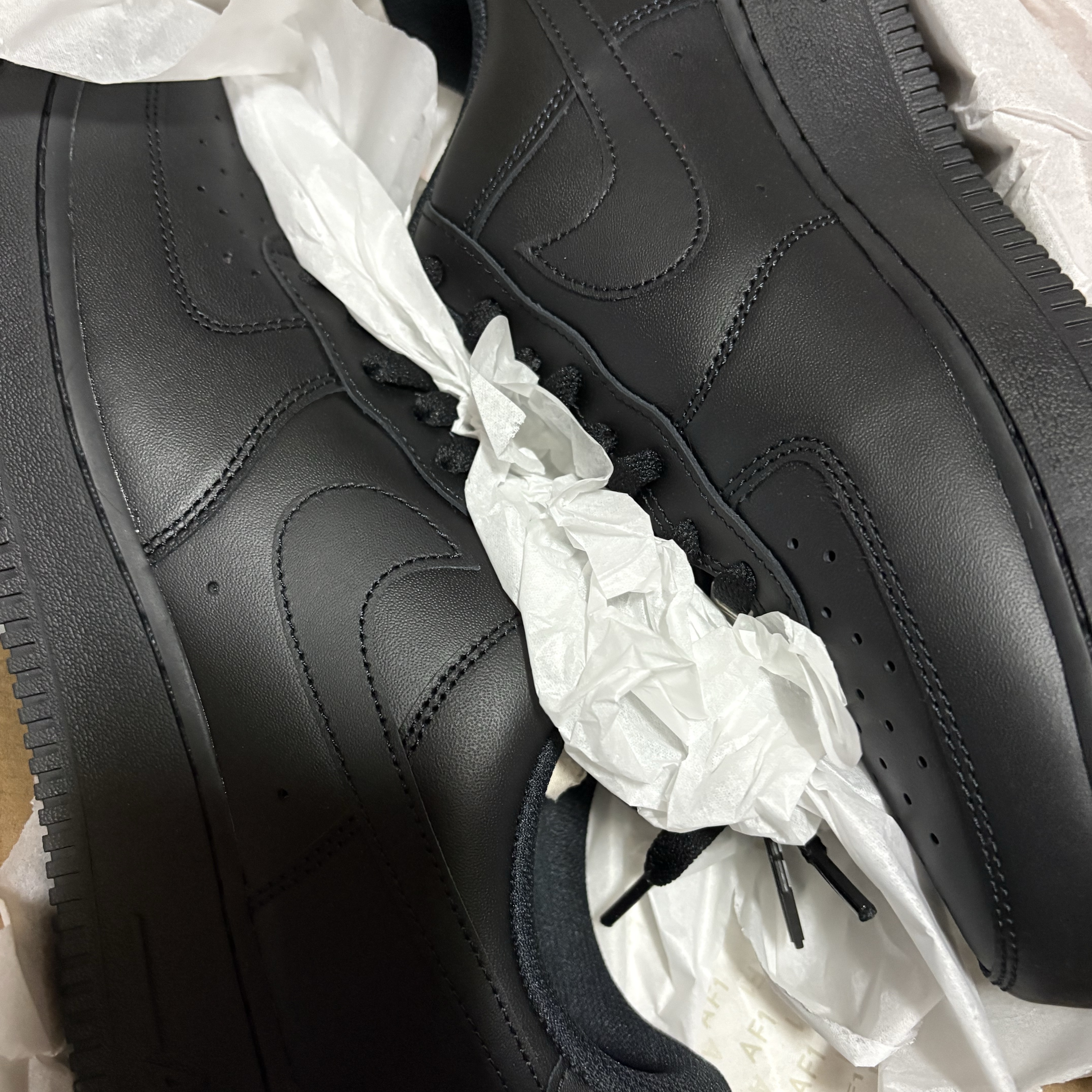 Nike Air Force 1 '07 Low Triple Black 착용 스타일