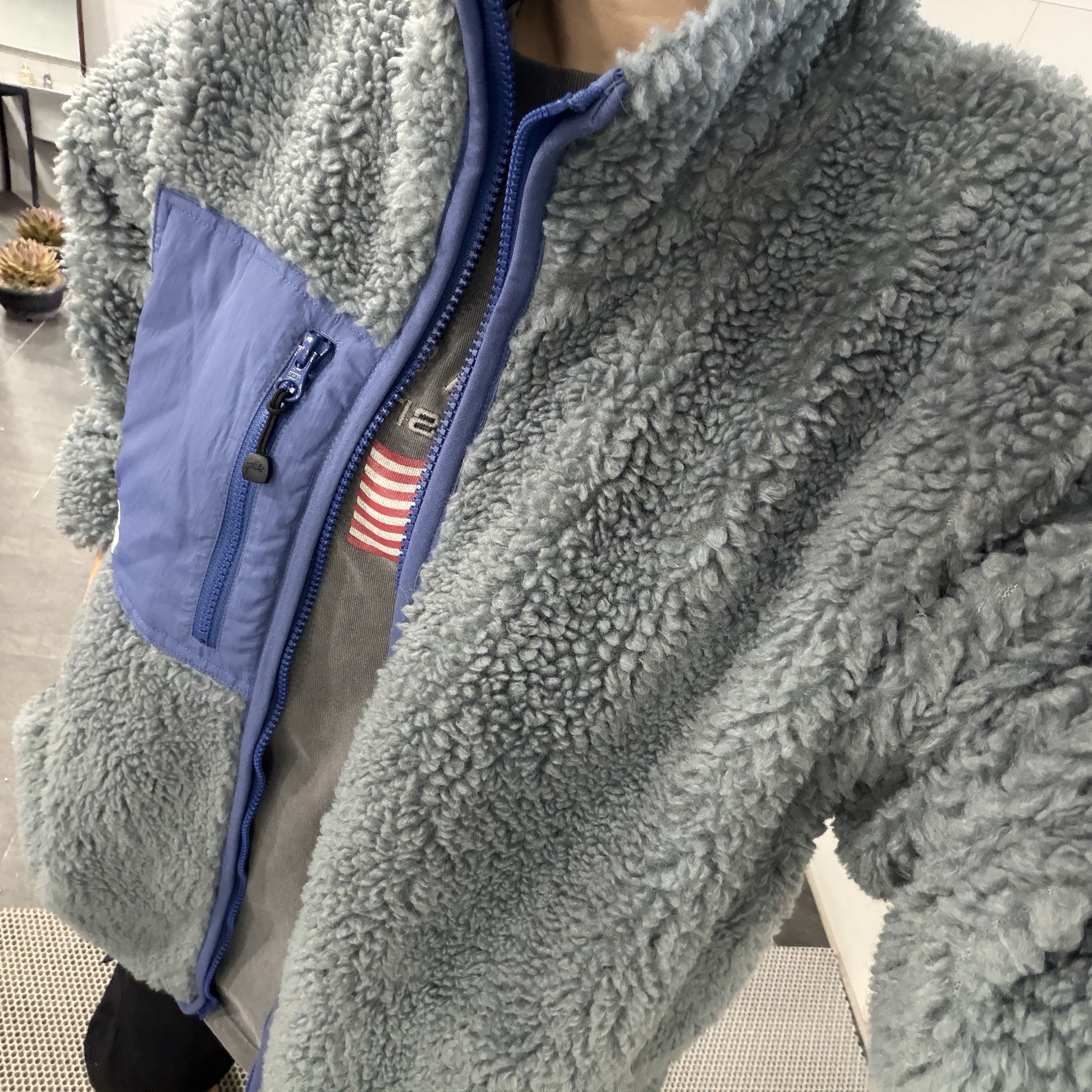 Stussy Sherpa Reversible Jacket Bluestone 착용 스타일