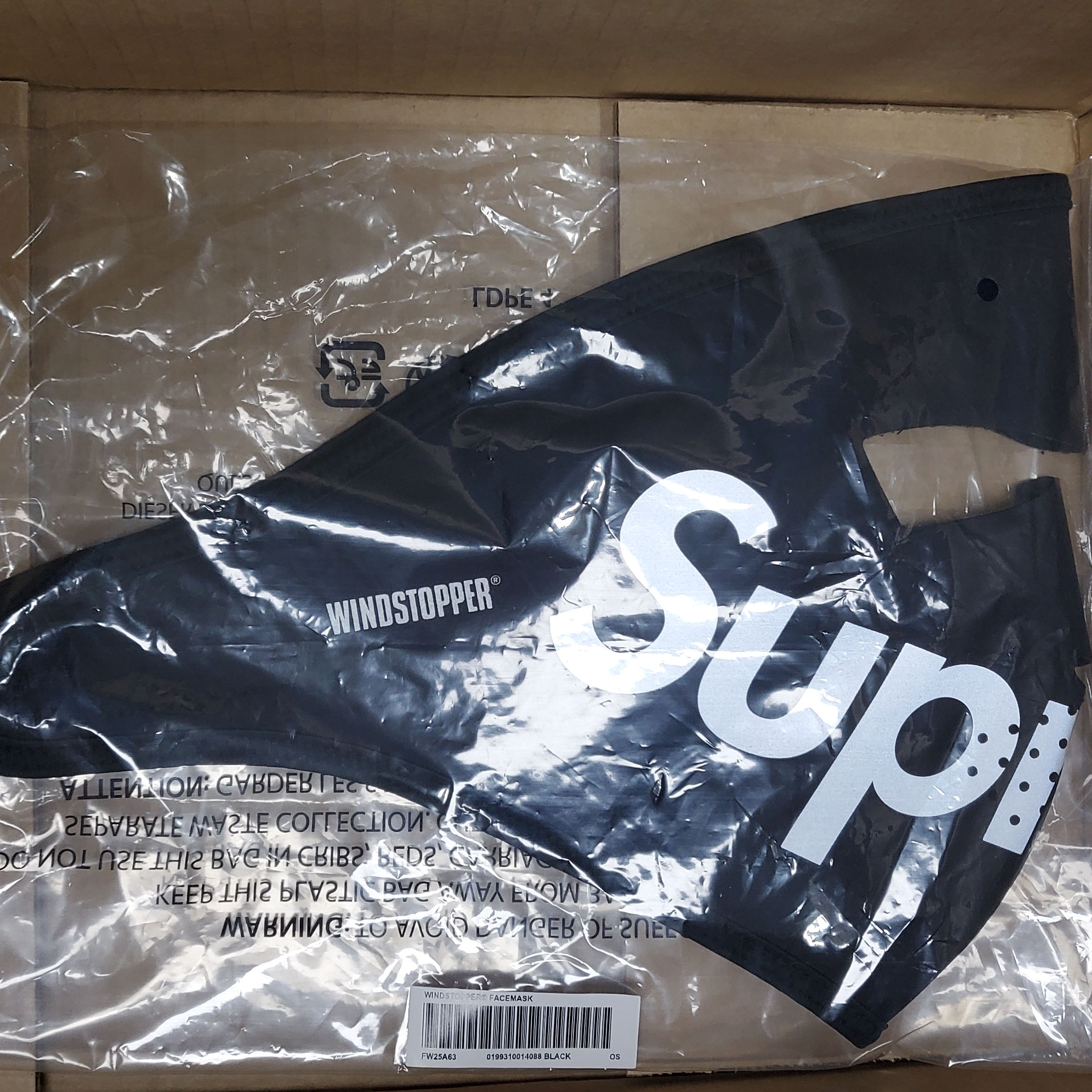 Supreme Windstopper Facemask Black - 25FW 착용 스타일