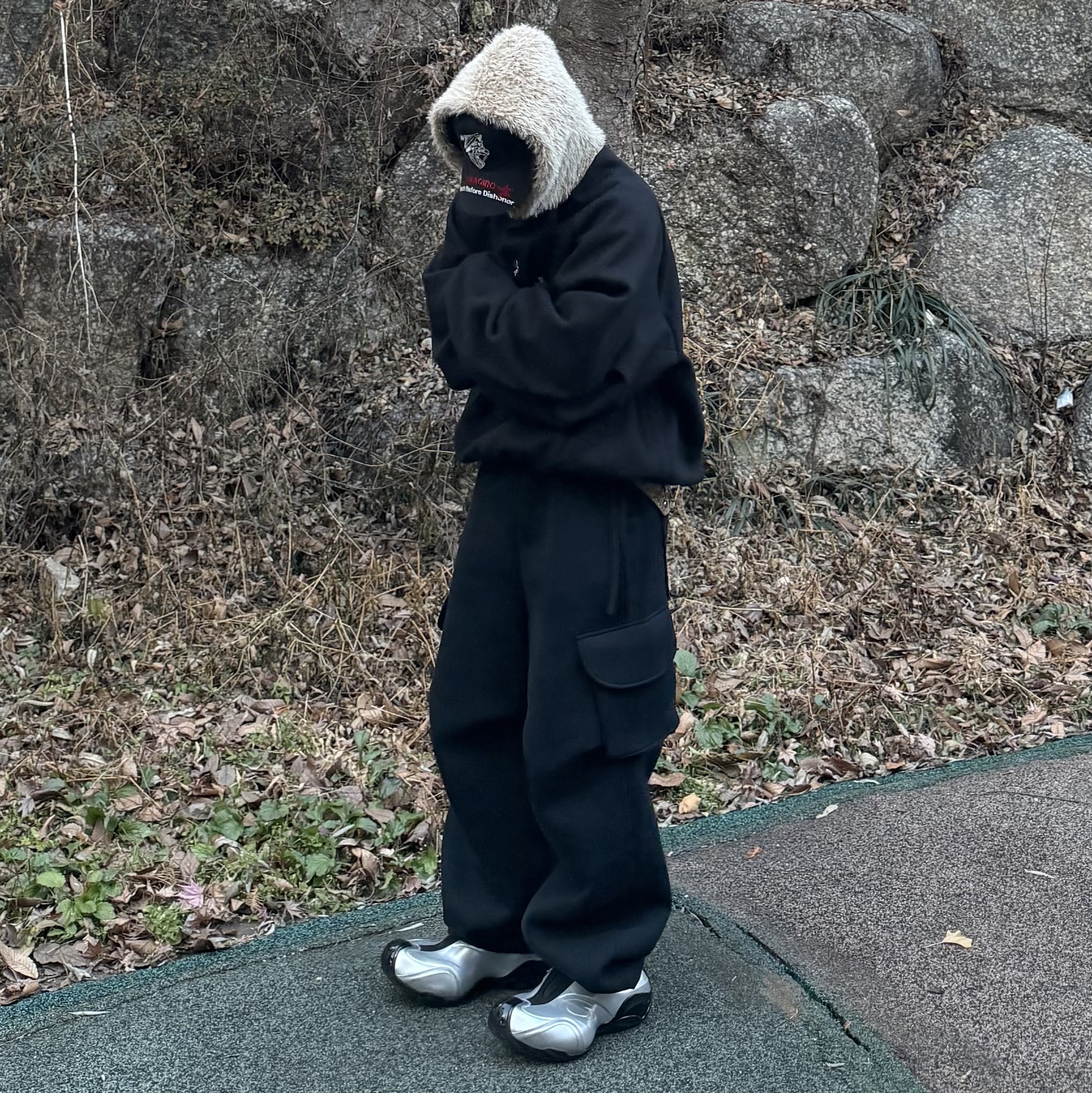 MJD x Koin Seoul Wide Cargo Sweat Pants Black, Balenciaga Basketball Sneakers Silver Black 착용 스타일 - 1