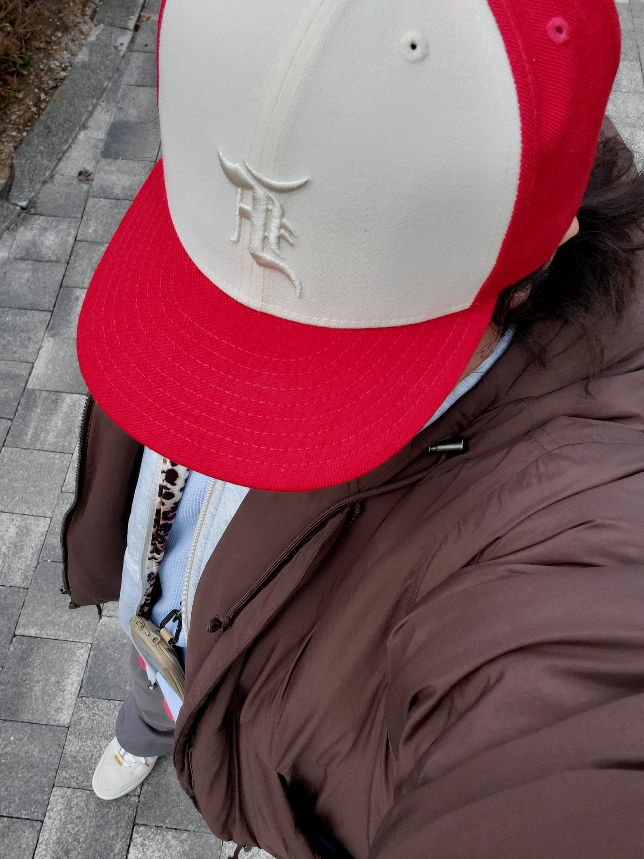 Essentials x New Era 59FIFTY Fitted Cap Scarlet, Human Made Military Card Case Beige 착용 스타일 - 3