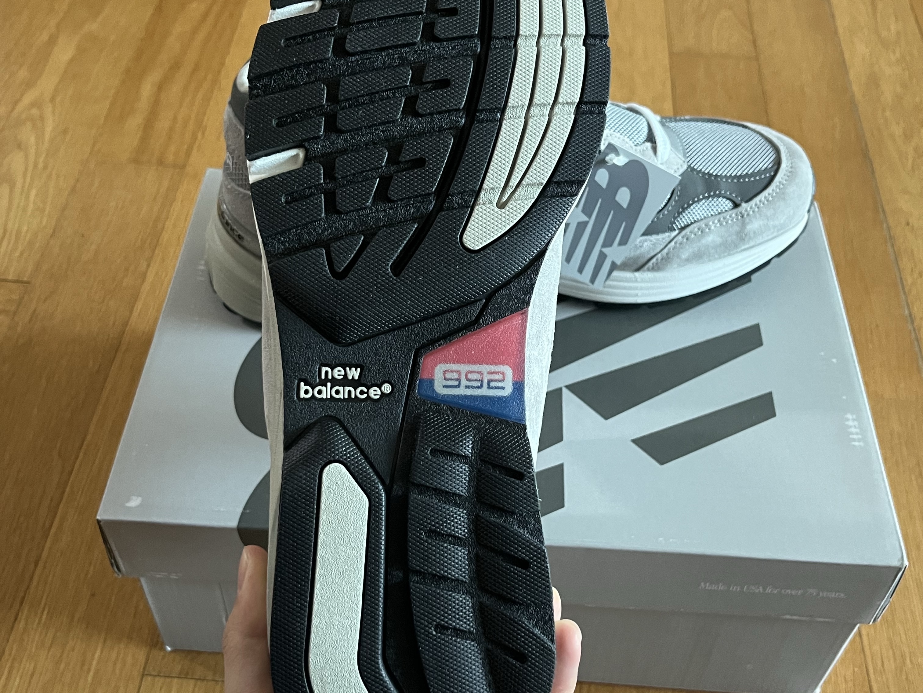 New Balance 992 Made in USA Core Grey Silver Metallic 착용 스타일 - 7