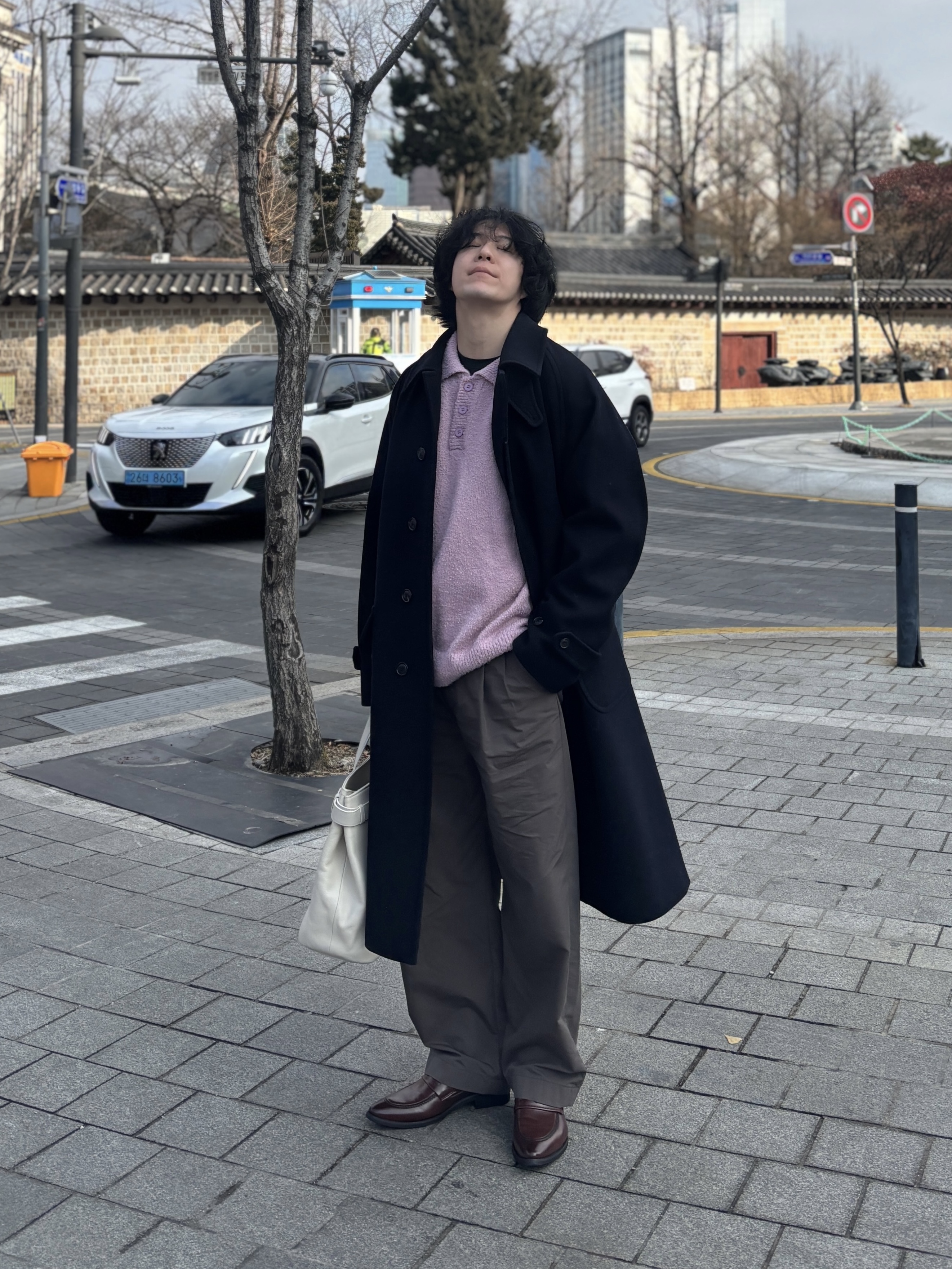 Le TIGRE Classic Chino pants Graphite 착용 스타일