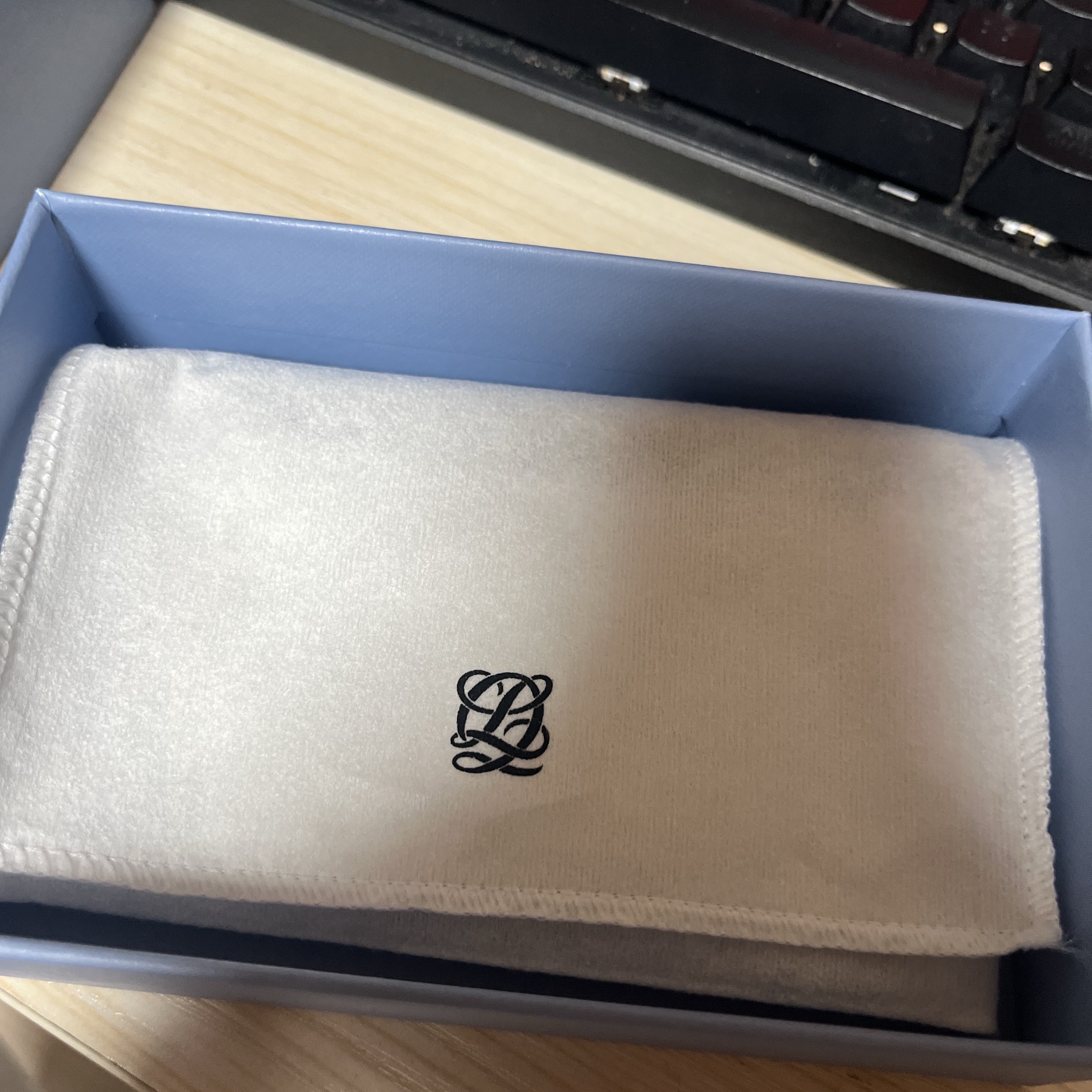 Louis Quatorze New Monogram Cardholder Black 착용 스타일 - 5