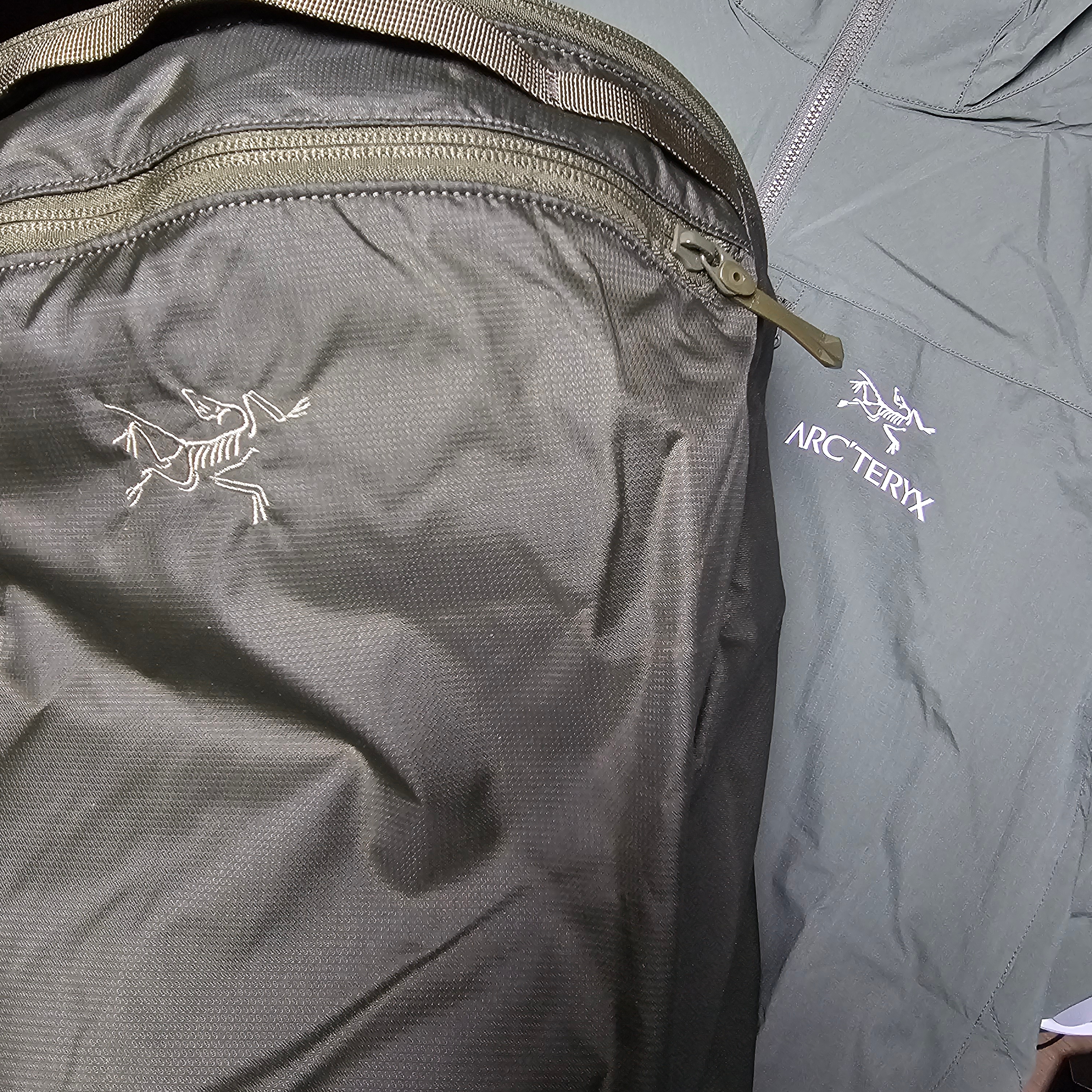 Arc'teryx Squamish Hoody Forage, Arc'teryx Heliad 15 Backpack Tatsu 착용 스타일 - 3