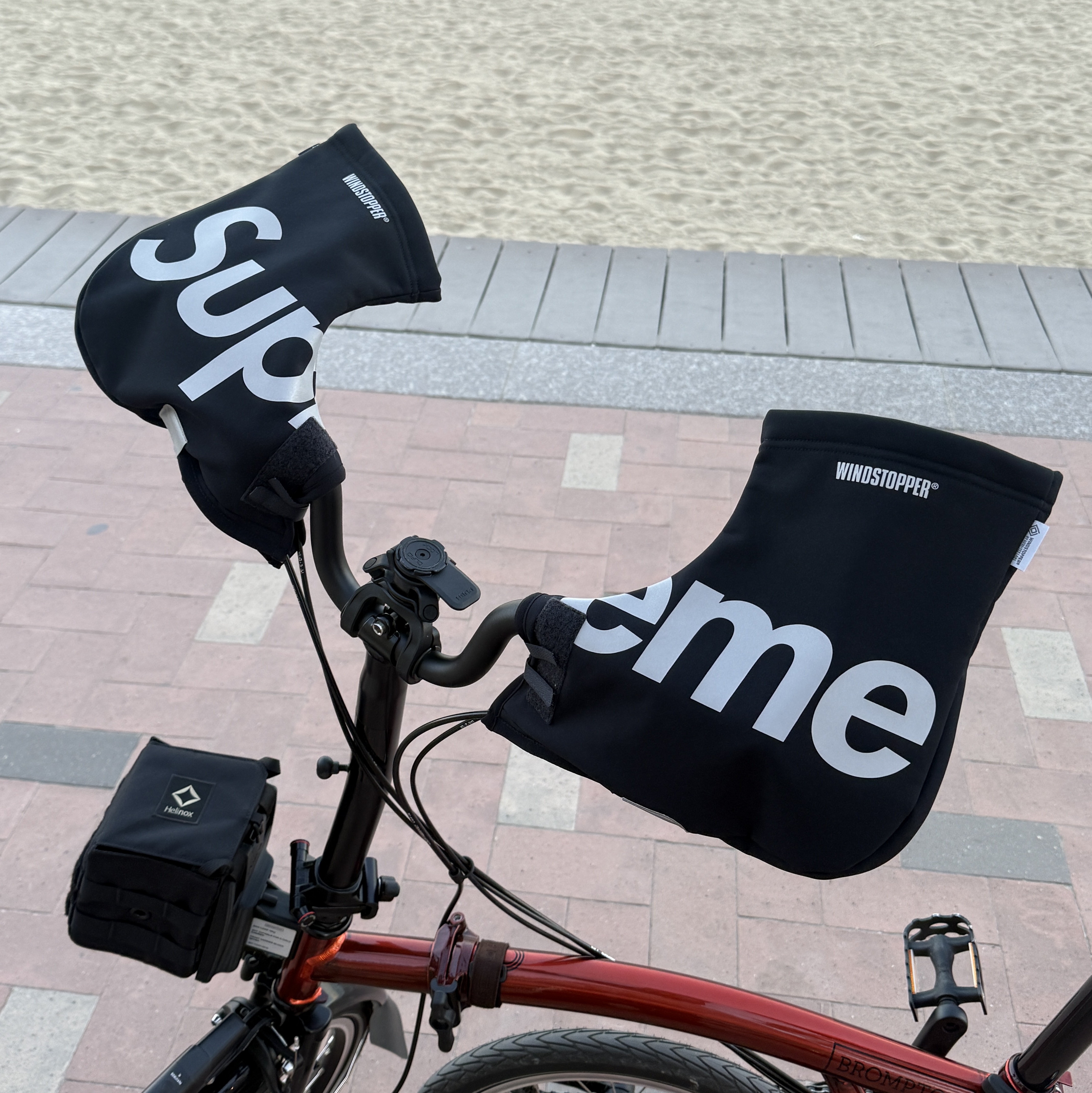 Supreme x Blue Lug Reflector Black - 25SS, Supreme Windstopper Handlebar Mitts Black - 25FW 착용 스타일 - 2