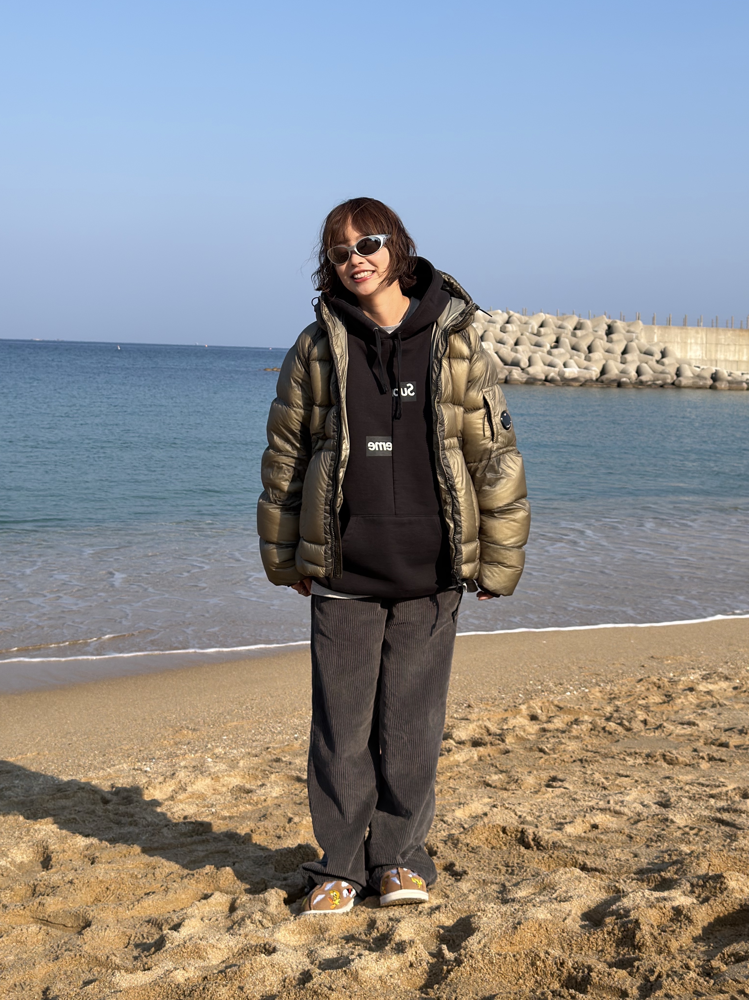 C.P. Company D.D. Shell Hooded Down Jacket Fungi Grey - 25FW, UGG x Palace x Looney Tunes Tasman Slipper Chestnut 착용 스타일 - 3