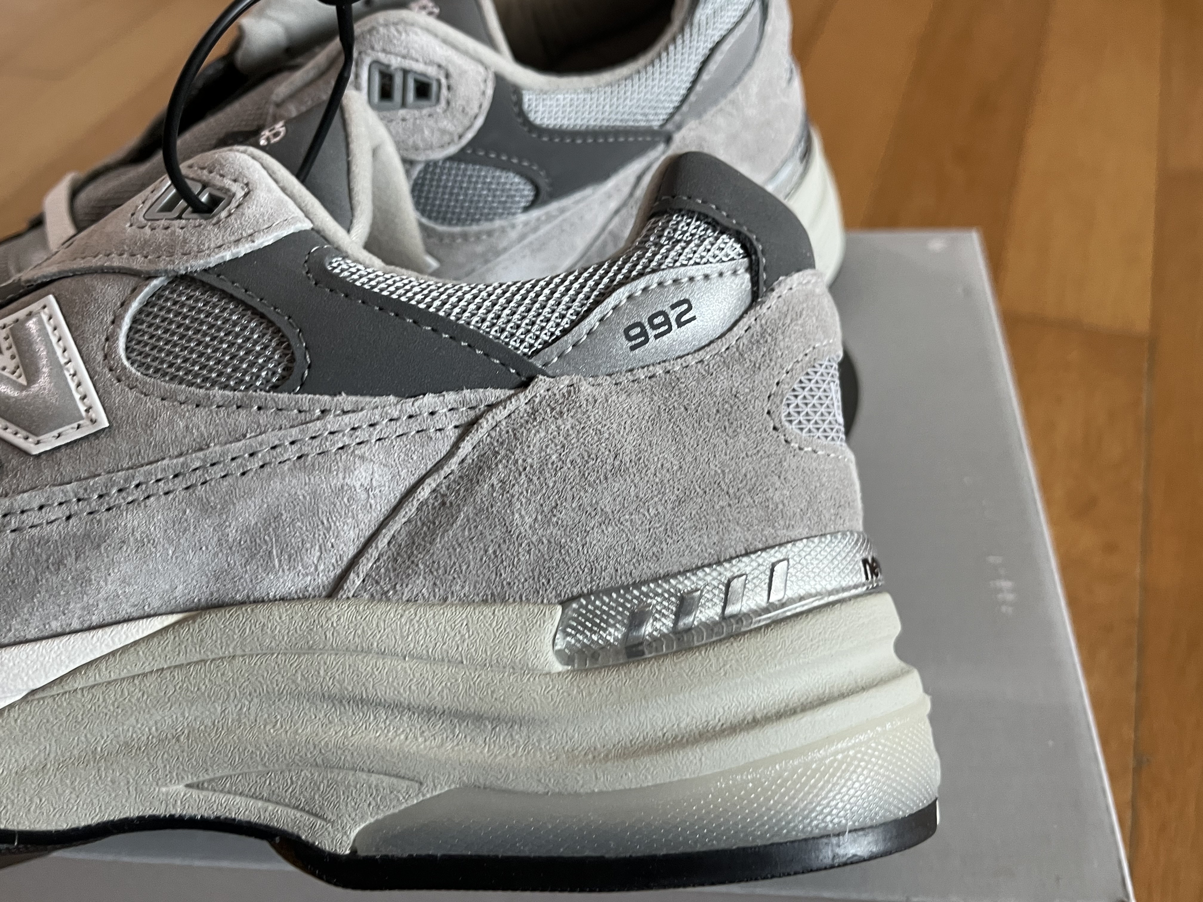 New Balance 992 Made in USA Core Grey Silver Metallic 착용 스타일 - 4
