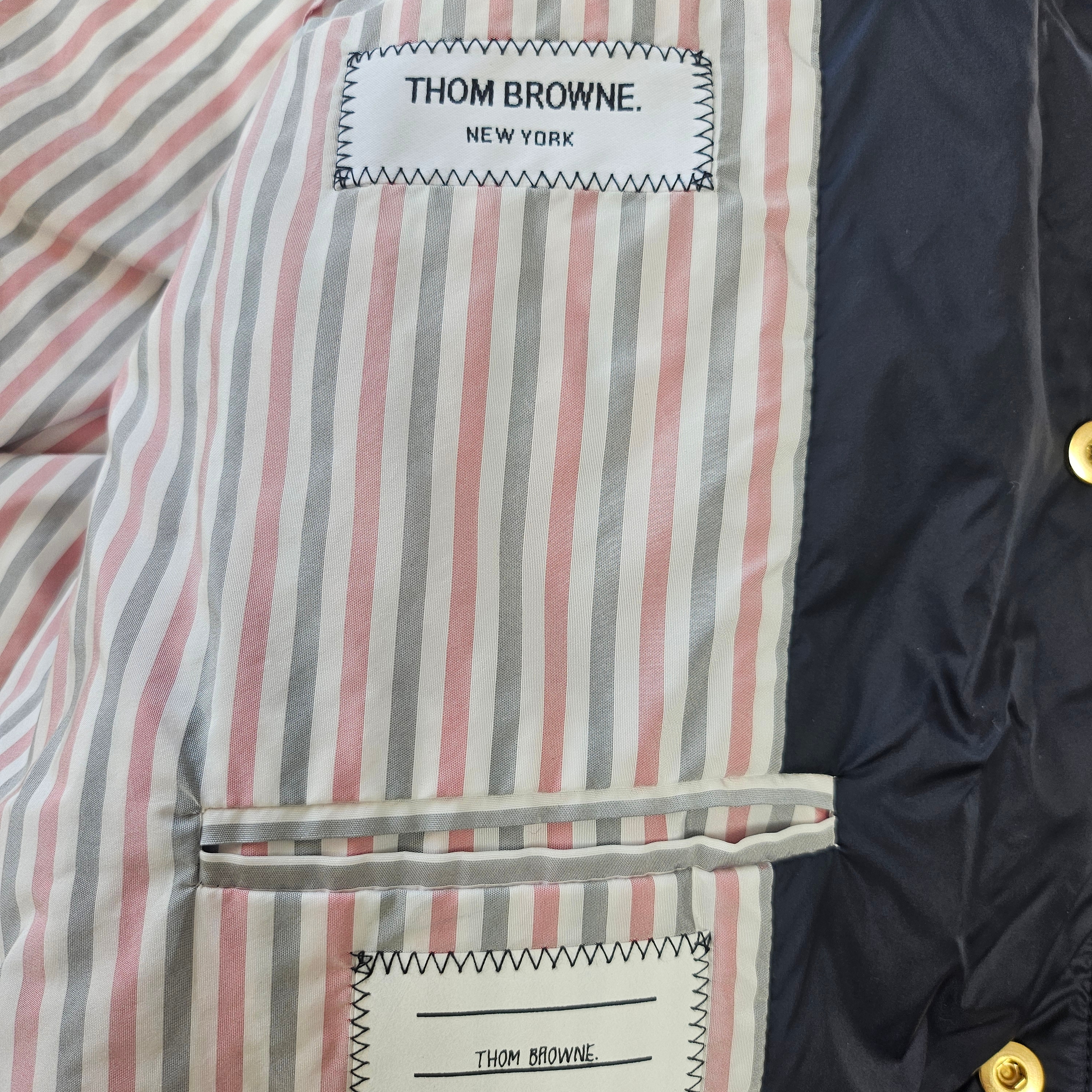 Thom Browne Matte Nylon 4-Bar Down Bomber Jacket Navy 착용 스타일 - 4
