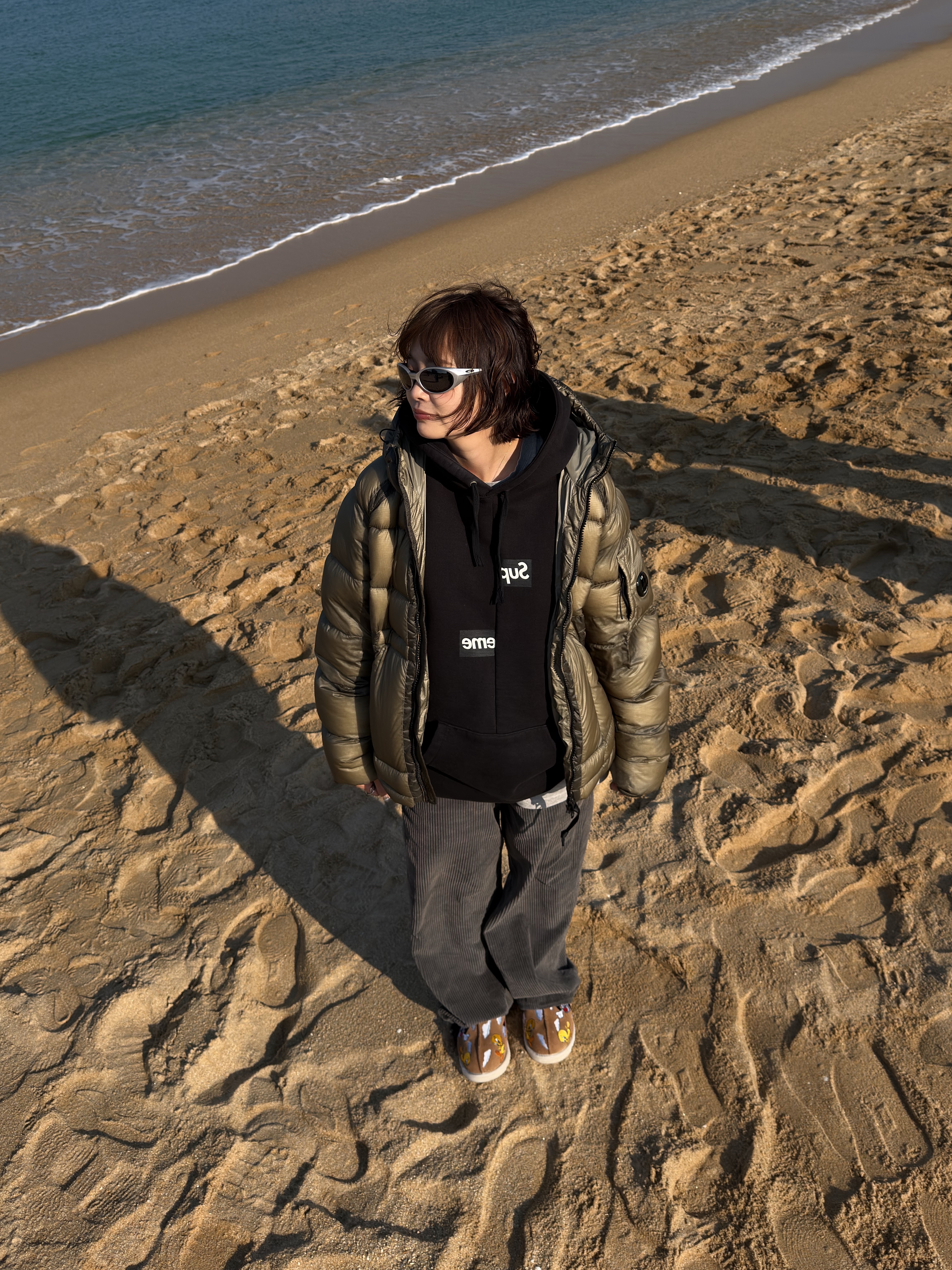 C.P. Company D.D. Shell Hooded Down Jacket Fungi Grey - 25FW, UGG x Palace x Looney Tunes Tasman Slipper Chestnut 착용 스타일 - 4