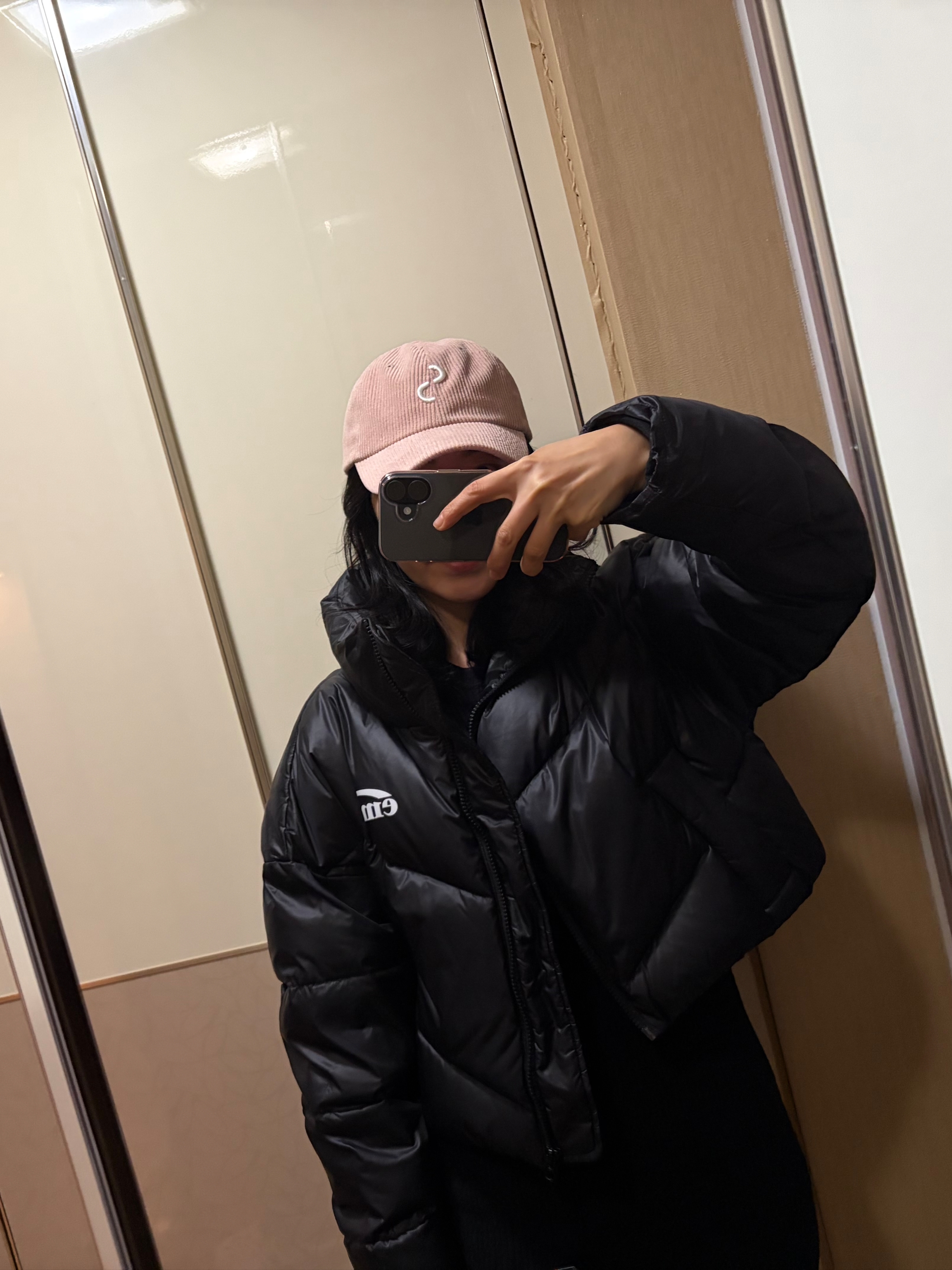 Emis Duck Down Cropped Padding Small Black 착용 스타일 - 3