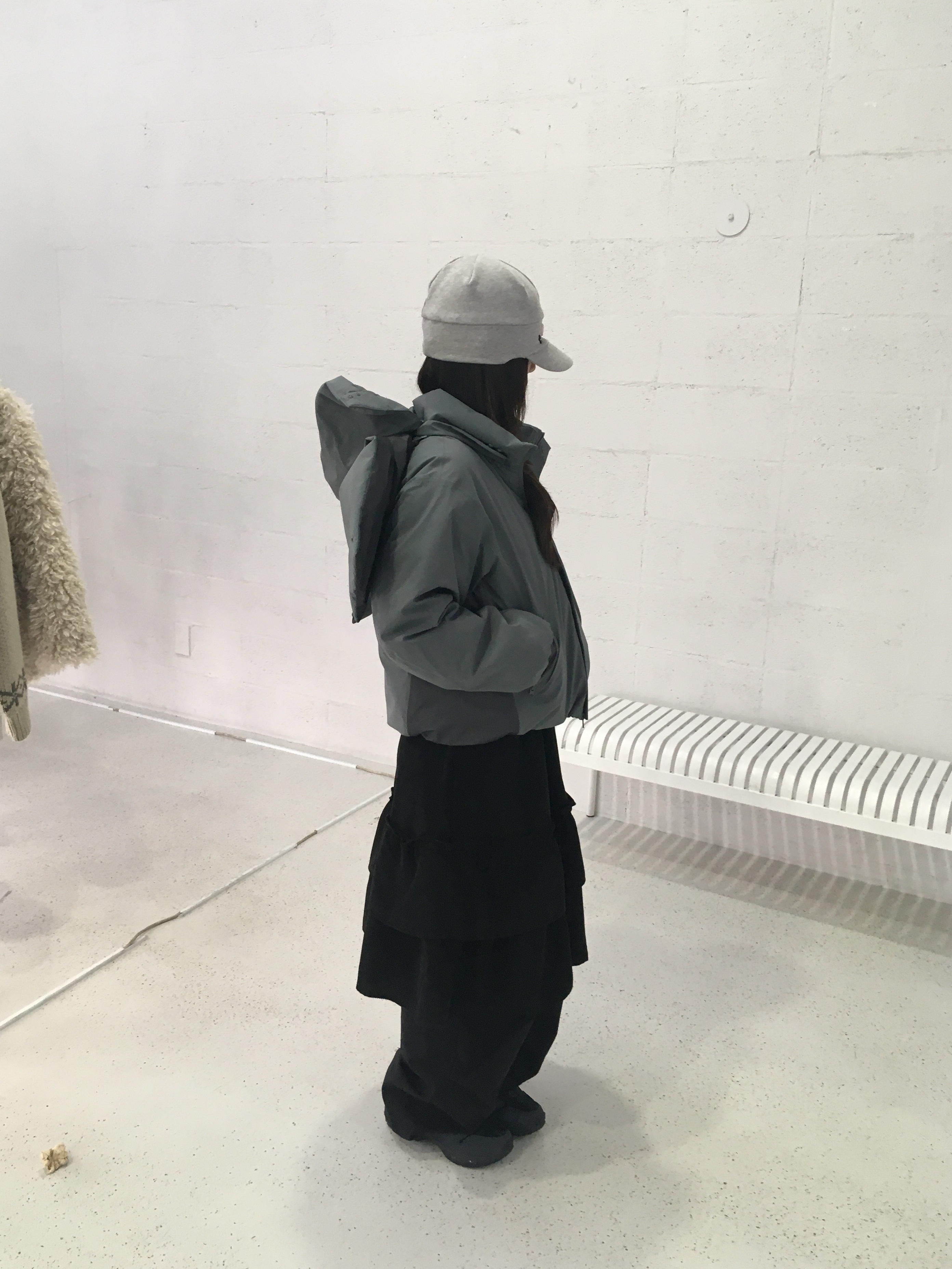 OJOS Detachable Muffler Down Jacket Charcoal, (W) Nike Air Max SNDR Gore-Tex Black and Dark Smoke Grey 착용 스타일