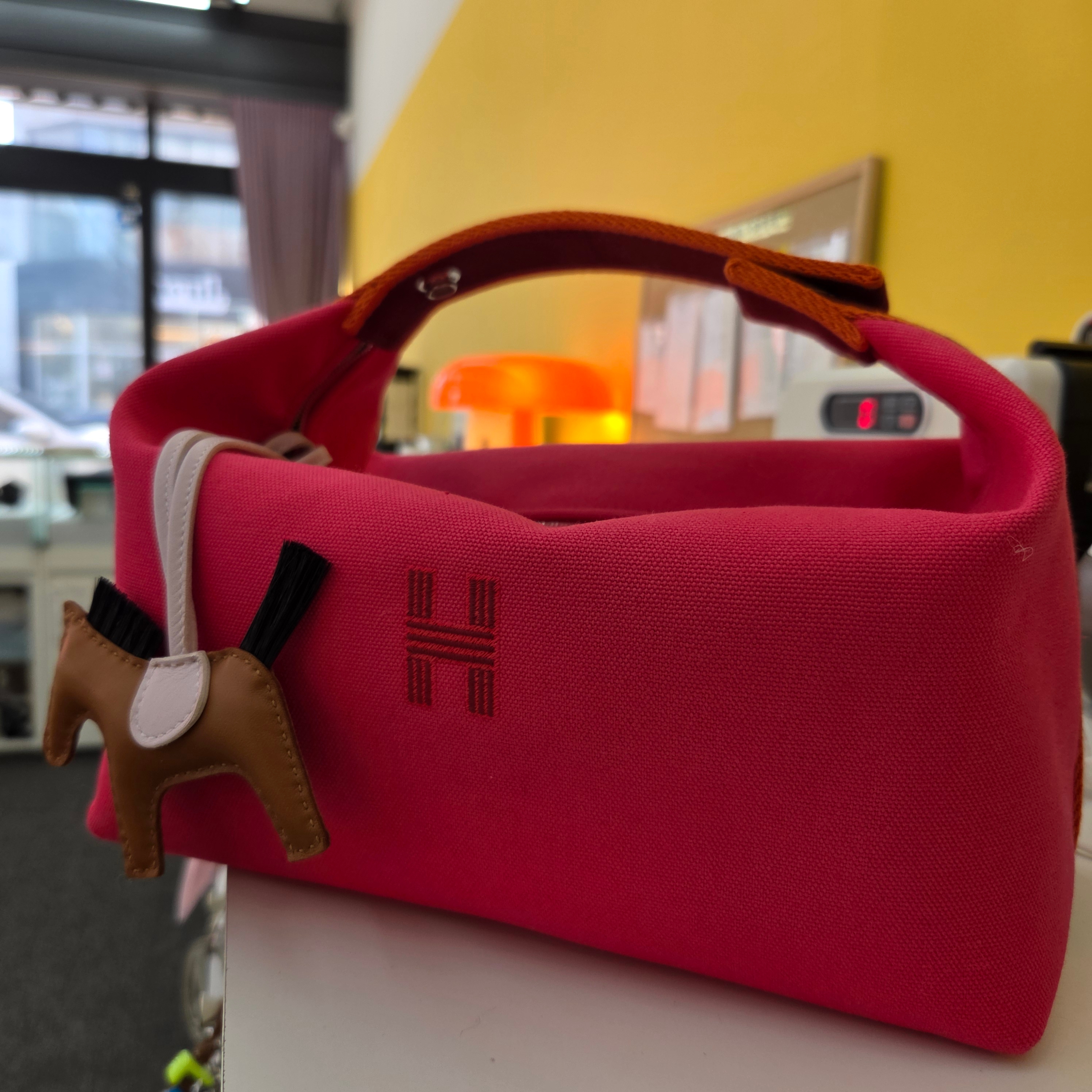 Hermes Rodeo PM Charm Milo Cheva & Gold Mauve Pale Noir 착용 스타일