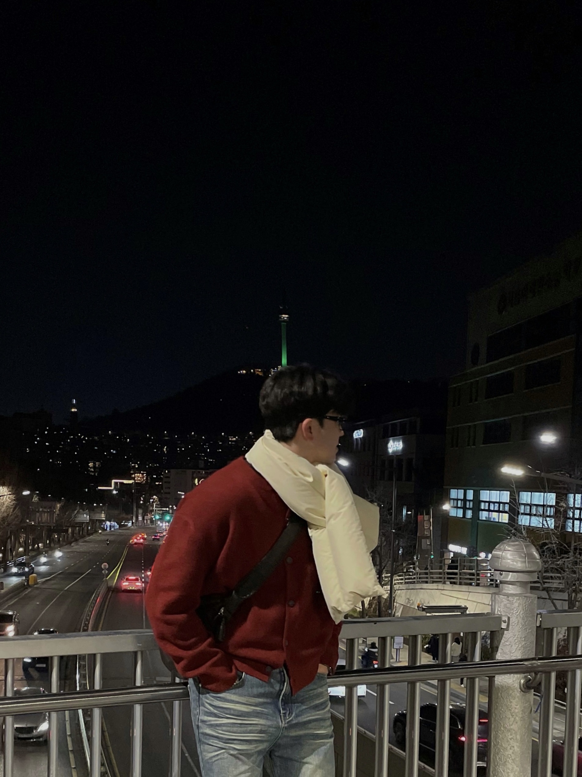 Jil Sander Padding Muffler Ivory, Lemaire Large Croissant Bag Soft Nappa Leather Dark Chocolate 착용 스타일
