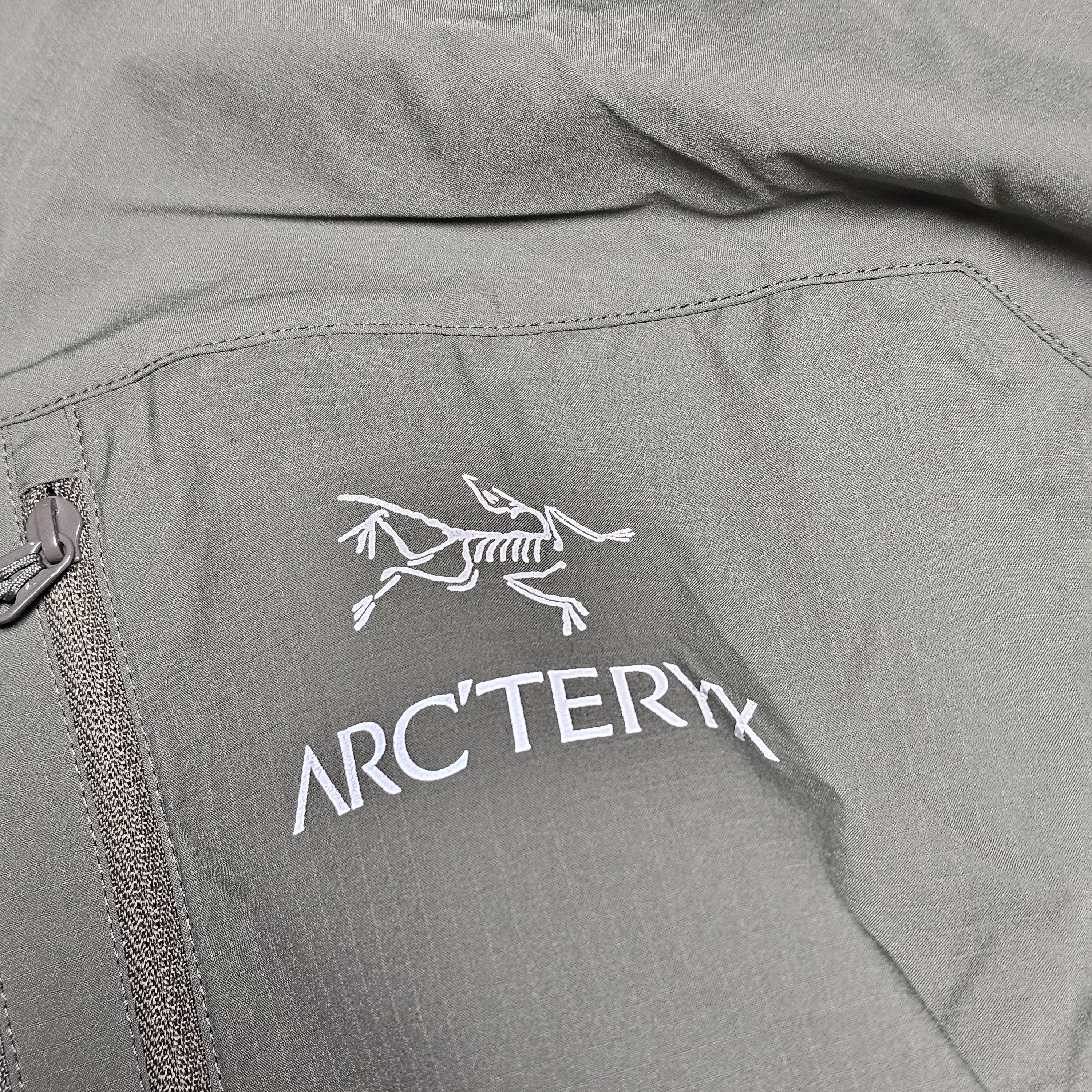 Arc'teryx Squamish Hoody Forage, Arc'teryx Heliad 15 Backpack Tatsu 착용 스타일 - 1