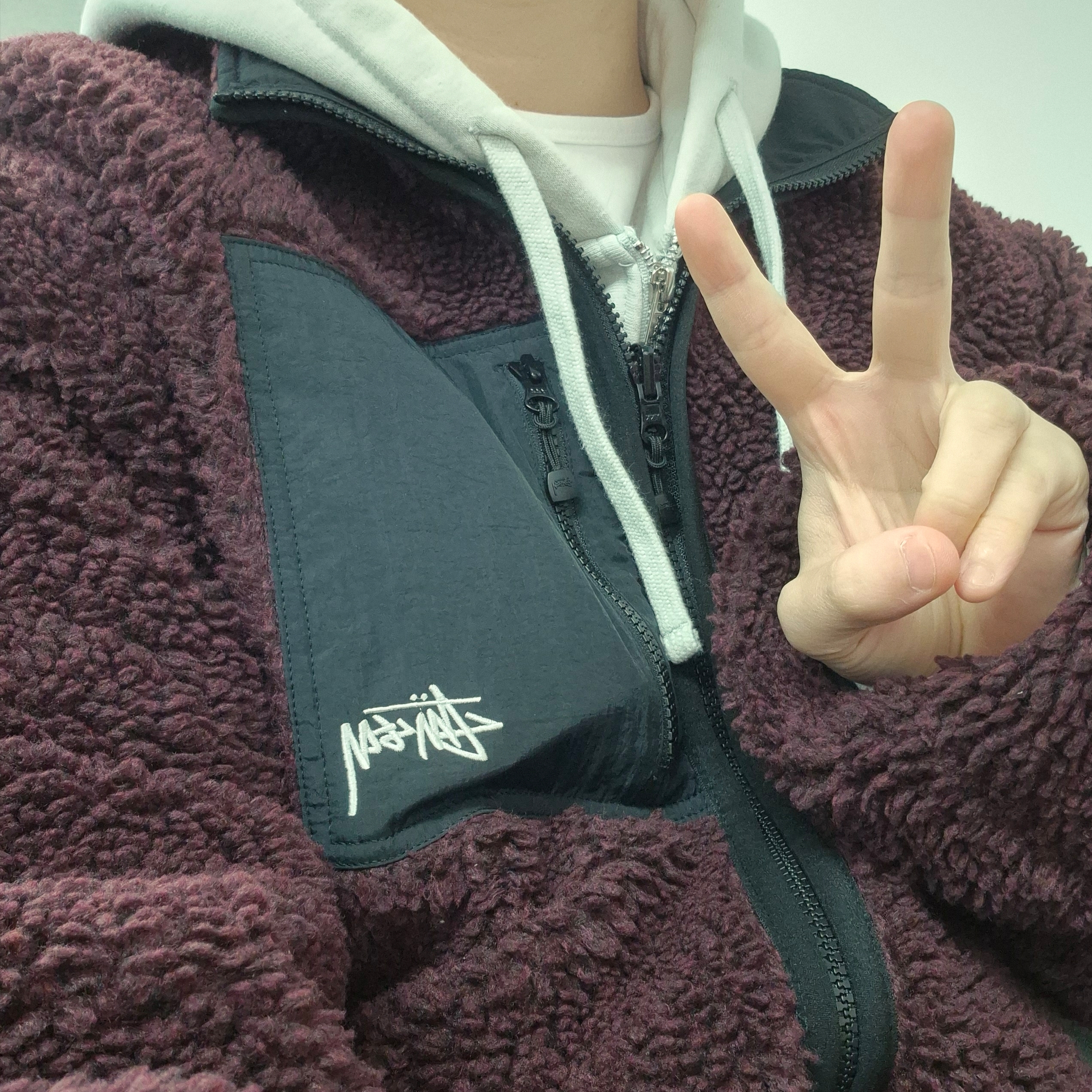 Stussy Sherpa Reversible Jacket Burgundy 착용 스타일