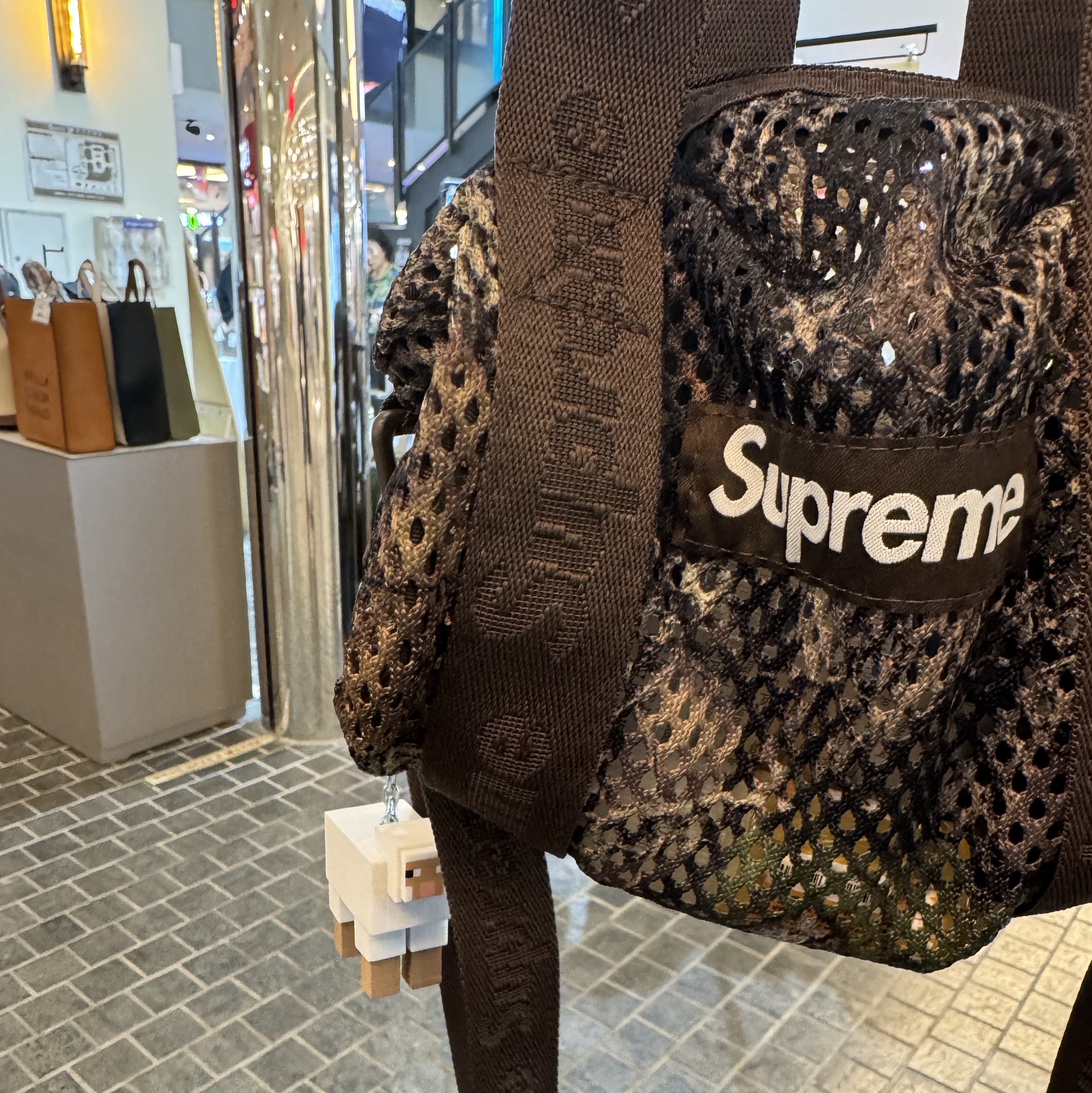 Supreme Mesh Mini Duffle Bag Truetimber Kanati Camo - 25SS 착용 스타일 - 1