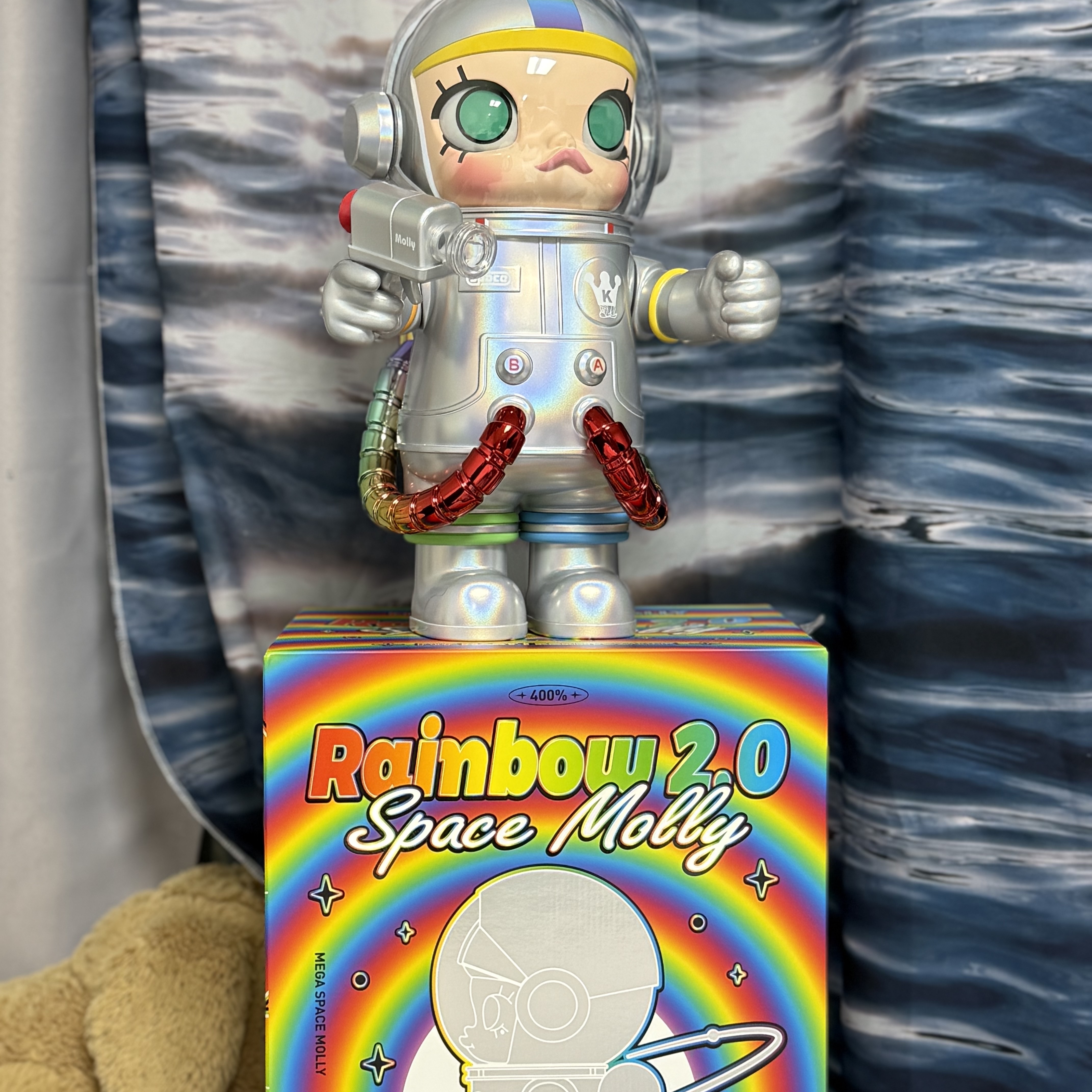 Pop Mart Mega Space Molly 400% Rainbow 2.0 착용 스타일 - 3