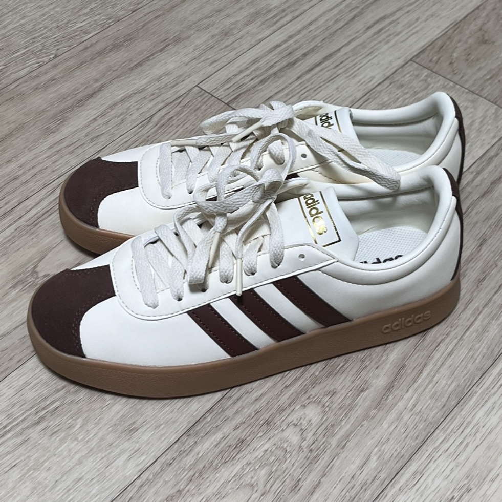 Adidas VL Court 2.0 Cream Brown 착용 스타일