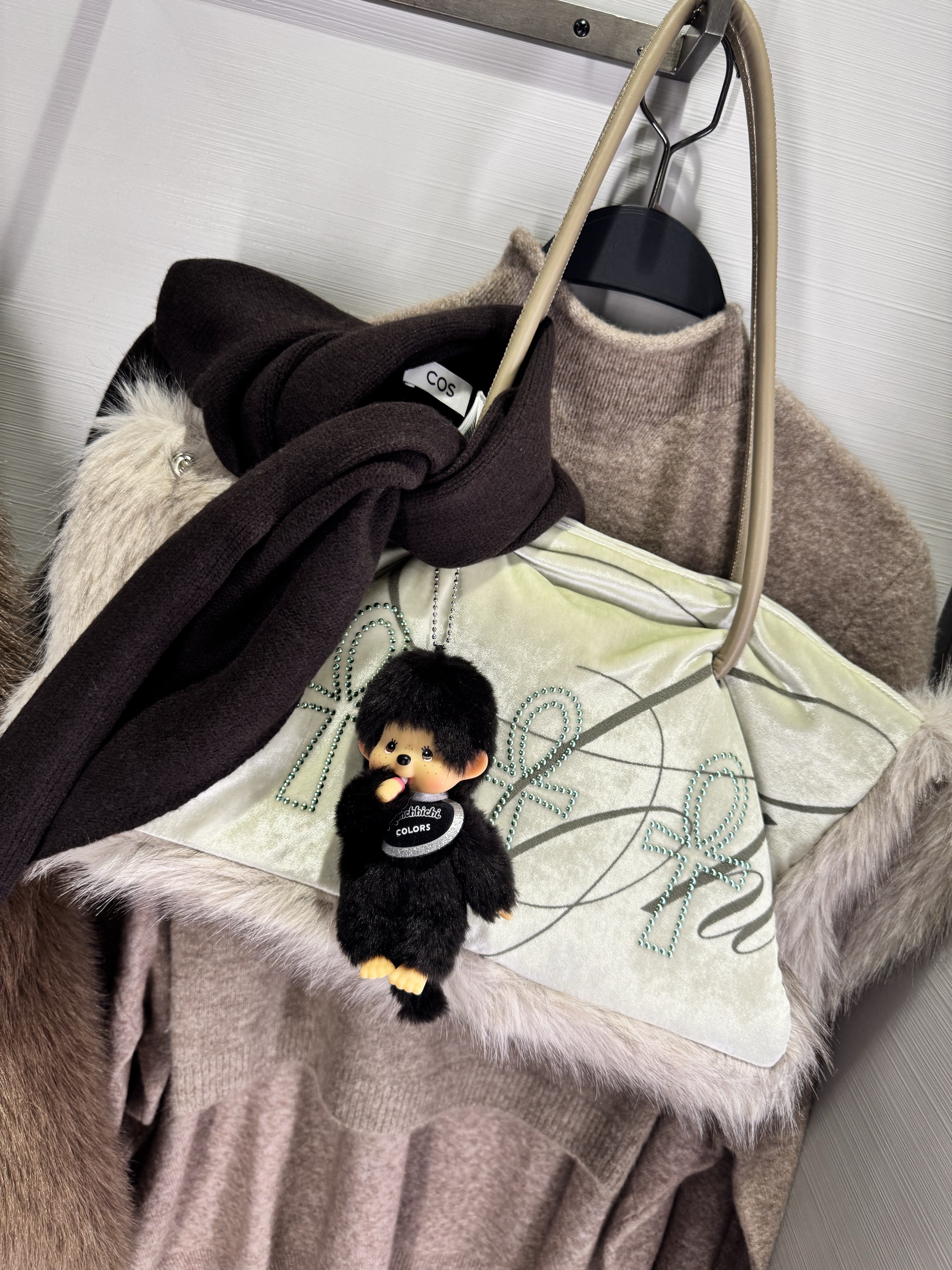 (W) COS Oversized Wool Triangle Muffler Dark Brown, (W) UGG Classic Ultra Mini Platform Boots Chestnut 착용 스타일 - 2
