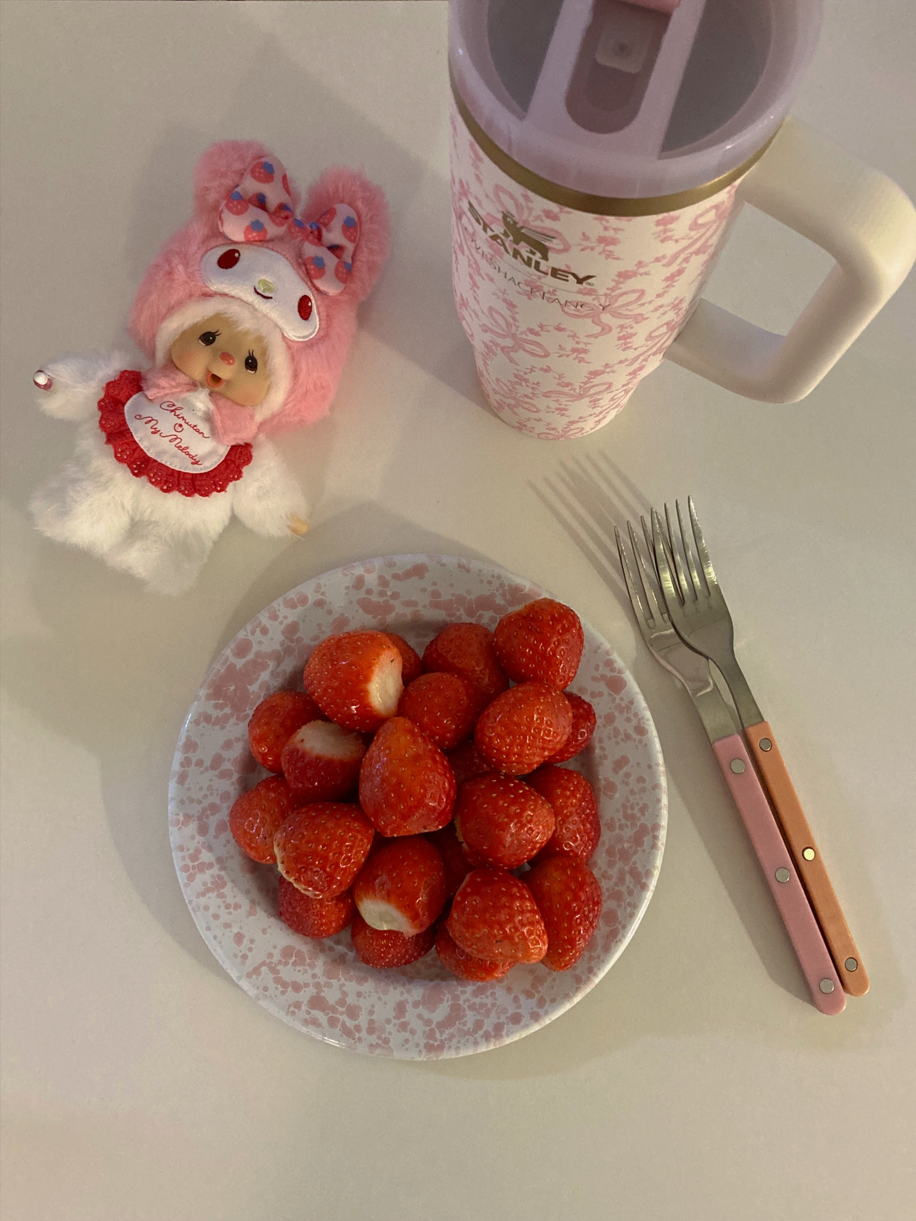 Monchhichi x Sanrio Characters My Melody Chimutan Keychain, Stanley 1913 x LoveShackFancy Holiday The Quencher ProTour Flip Straw Tumbler 887ml Coquette Bow Chantilly 착용 스타일 - 1