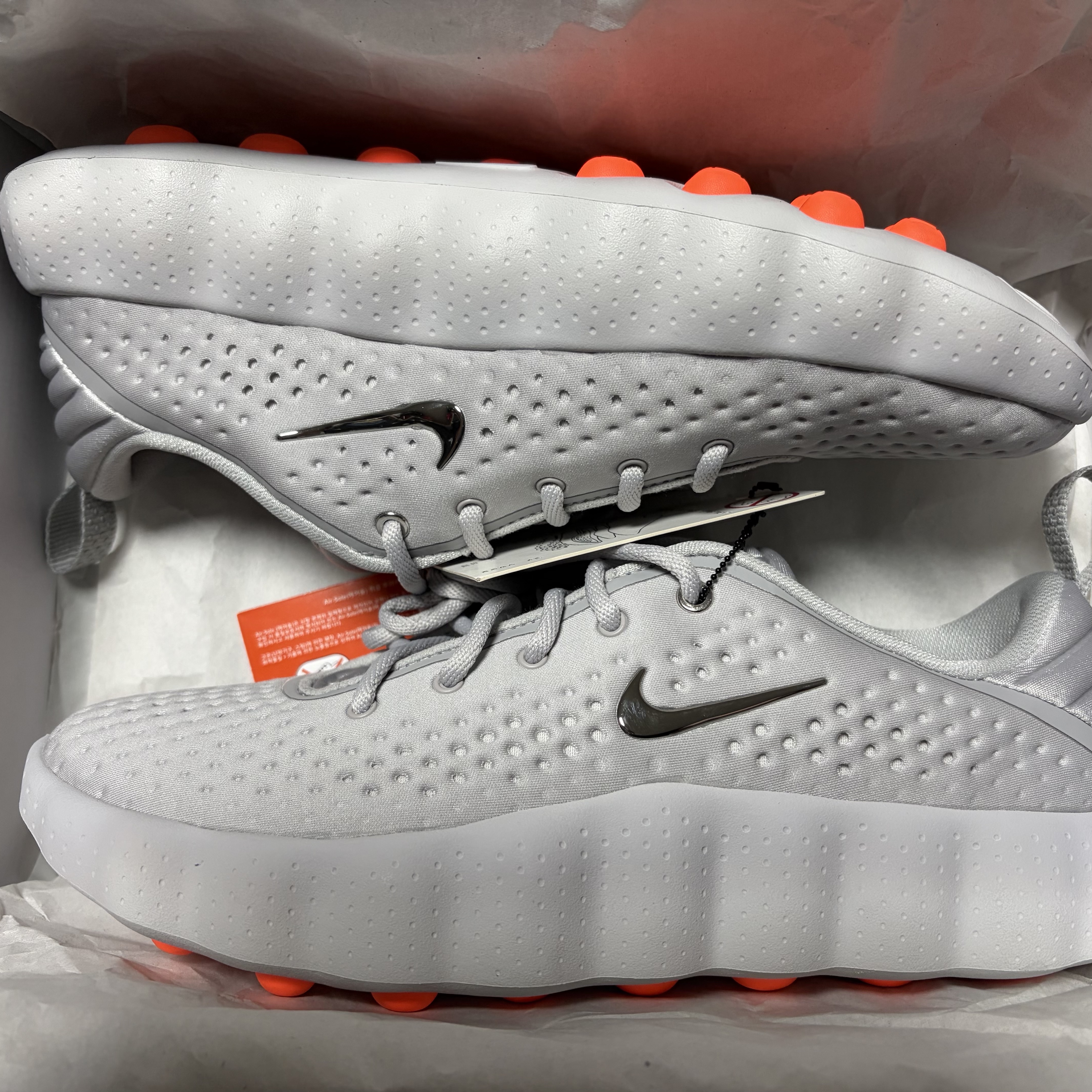 Nike Mind 002 Light Smoke Grey Photon Dust 착용 스타일 - 2