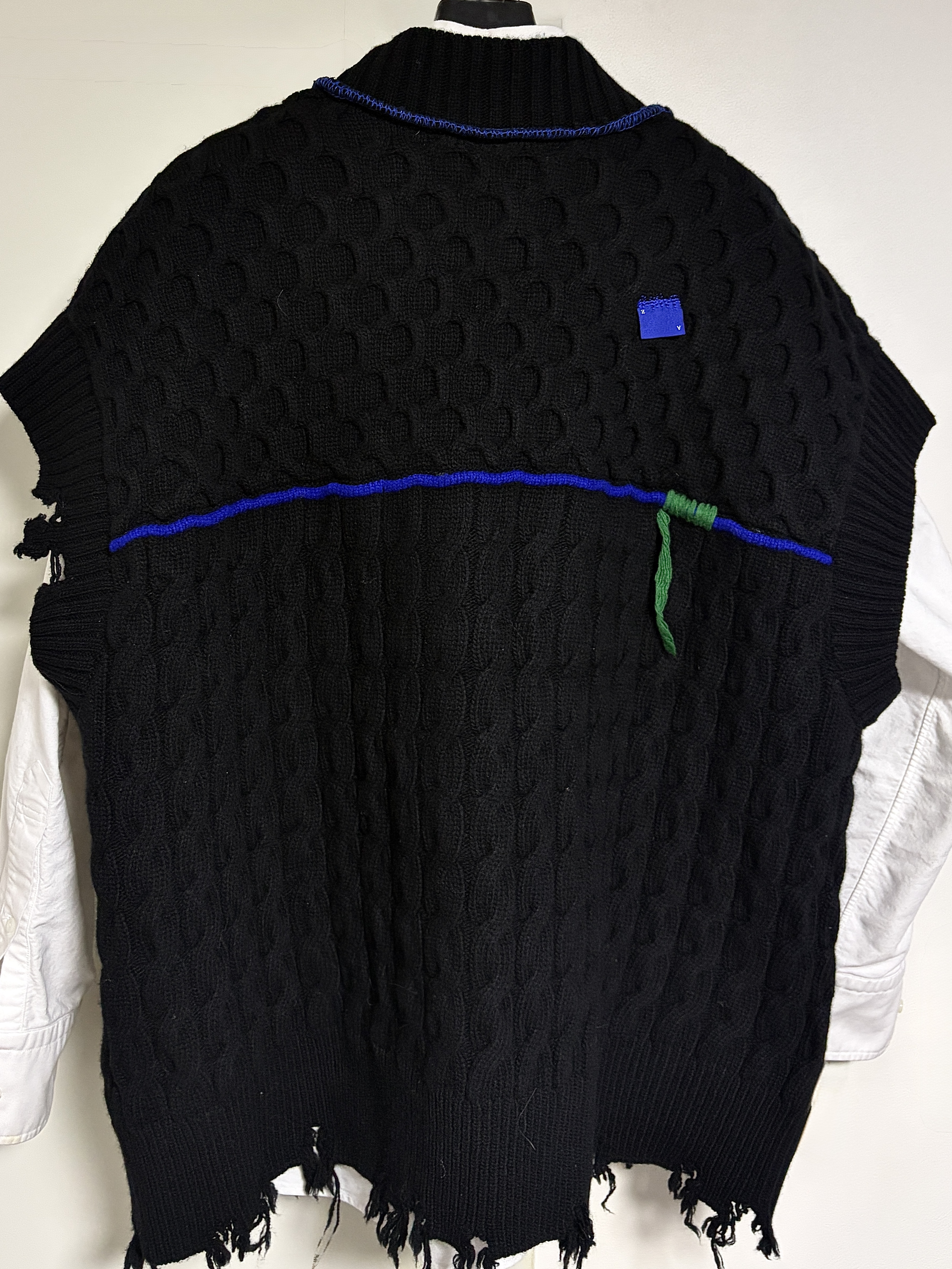 Zara x Ader Error Oversized Vest Black, Thom Browne Oxford Classic Grosgrain Placket Shirt White 착용 스타일 - 5