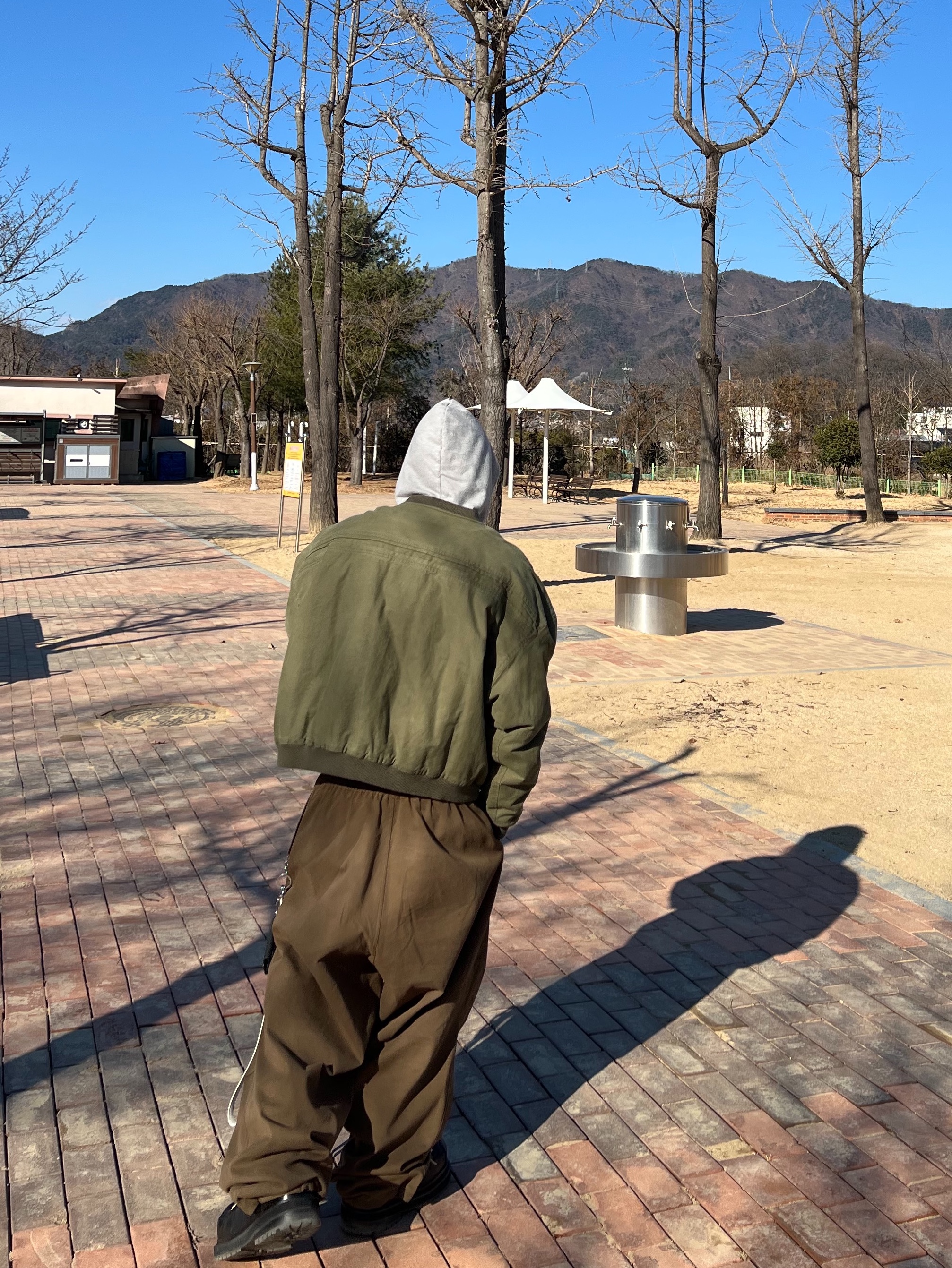 Nonnod Sulfur Dye Serge Bomber Jacket Vintage Khaki, Nonnod Moleskin Track Pants Khaki Brown 착용 스타일 - 8