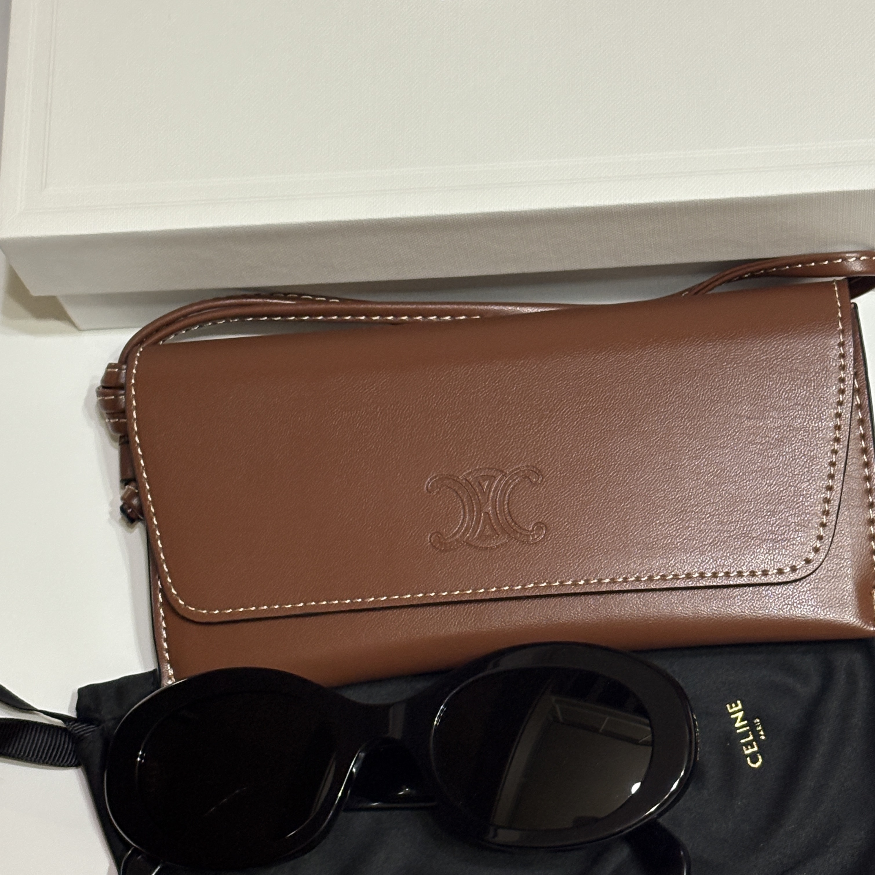 (W) Celine Triomphe 01 Sunglasses in Acetate Black 착용 스타일